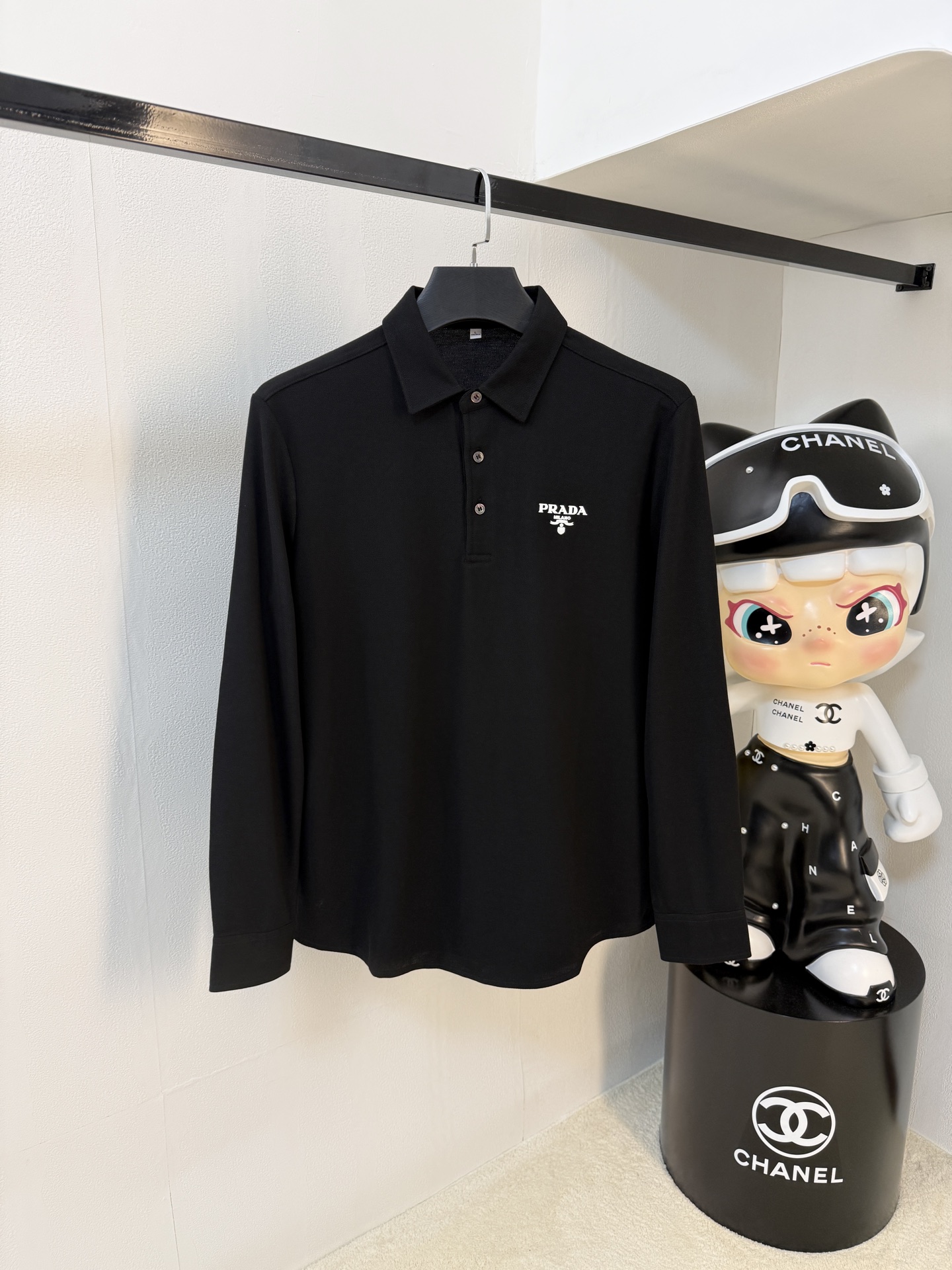 NO:571651,Prada Autumn and Winter 25SS [New Product] New long-sleeved lapel T-shirt polo, the highest version available for customization of high-end rhubarb fabric, simple and fashionable style, color-blocked threads are super beautiful!  Simple and elegant style with classic logo!  Full of high-end sense, can be worn in all seasons. Simple European style official website is selling sizes M-3XL, prada, tees, t-shirt, alexander wang19860909普拉达秋冬25SS【新品】新款长袖翻领T恤polo,最高版本客供定制高端朱地面料简单时尚款,拼色螺纹超级好看！经典logo简单大方的款式！满满的高级感,四季可穿.简欧风格官网在售码数M-3XL,,prada,tees，t-shirt,alexander wang,Men's clothing