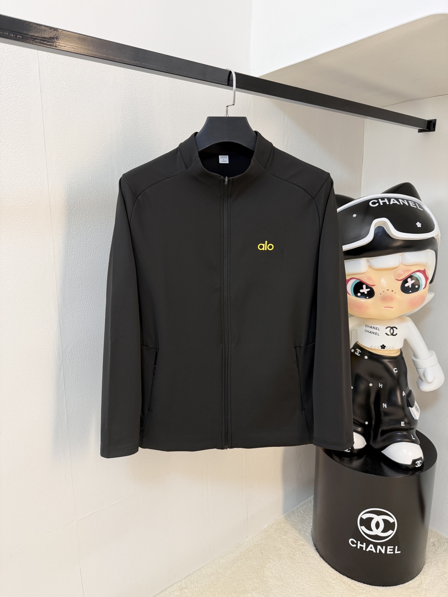 NO:571070,alo 25ss early autumn [new product] windbreaker jacket hot style new casual fashion jacket autumn and winter counter!  Ultra-avant-garde design style, delicate and comfortable, very light to wear and not easy to wrinkle. Multiple craftsmanship. The overall design is quite visual. The upper body is casual and stylish, with a certain degree of stiffness. It is definitely at the forefront of fashion. It is recommended for urban leisure. Size M-3XL,,jackets & coats,jackets & coats,alexander wang19860909alo 25ss早秋【新品】风衣夹克外套爆款 秋冬专柜新款休闲时尚夹克外套！超前卫设计风格 细腻舒适 穿着非常轻便不易起皱.多重重工艺 整体的设计颇具视觉感,上身休闲有型,有一定的挺括度,绝对走在时尚最尖端的气质感推荐,都市休闲必备.码数M-3XL,,jackets & coats,jackets & coats,alexander wang,Men's clothing