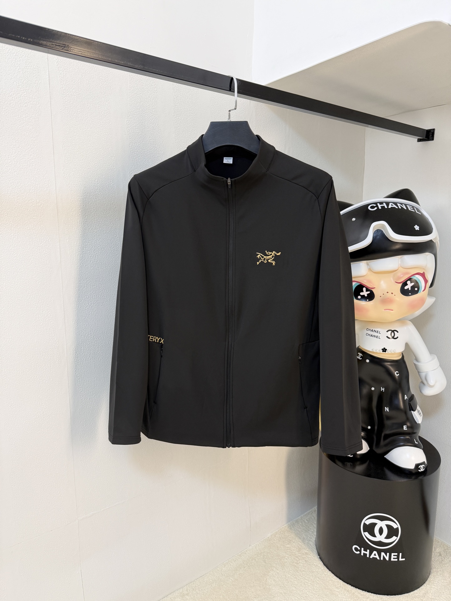 NO:571073,Arc'teryx 25ss Early Autumn [New Product] Windbreaker Jacket Hot Style New Casual Fashion Jacket at the Autumn and Winter Counter!  Ultra-avant-garde design style, delicate and comfortable, very light to wear and not easy to wrinkle. Multiple craftsmanship. The overall design is quite visual. The upper body is casual and stylish, with a certain degree of stiffness. It is definitely at the forefront of fashion. It is recommended for urban leisure. Size M-3XL, arc'teryx, jackets & coats, jackets & coats, alexander wang19860909始祖鸟25ss早秋【新品】风衣夹克外套爆款 秋冬专柜新款休闲时尚夹克外套！超前卫设计风格 细腻舒适 穿着非常轻便不易起皱.多重重工艺 整体的设计颇具视觉感,上身休闲有型,有一定的挺括度,绝对走在时尚最尖端的气质感推荐,都市休闲必备.码数M-3XL,arc'teryx,jackets & coats,jackets & coats,alexander wang,Men's clothing