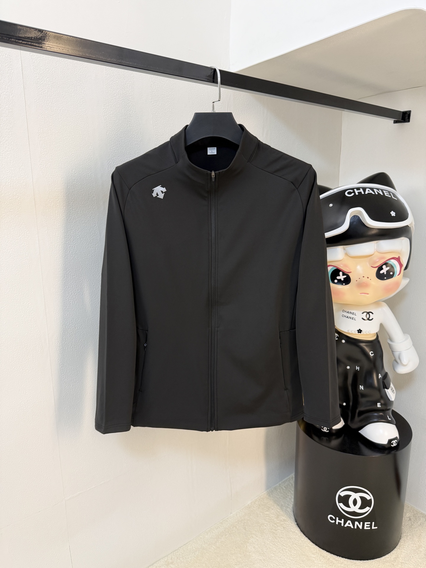 NO:571076,Descente 25ss early autumn [new product] windbreaker jacket hot style new casual fashion jacket autumn and winter counter!  Ultra-avant-garde design style, delicate and comfortable, very light to wear and not easy to wrinkle. Multiple craftsmanship. The overall design is quite visual. The upper body is casual and stylish, with a certain degree of stiffness. It is definitely at the forefront of fashion. It is recommended for urban leisure. Size M-3XL,,jackets & coats,jackets & coats,alexander wang19860909迪桑特25ss早秋【新品】风衣夹克外套爆款 秋冬专柜新款休闲时尚夹克外套！超前卫设计风格 细腻舒适 穿着非常轻便不易起皱.多重重工艺 整体的设计颇具视觉感,上身休闲有型,有一定的挺括度,绝对走在时尚最尖端的气质感推荐,都市休闲必备.码数M-3XL,,jackets & coats,jackets & coats,alexander wang,Men's clothing