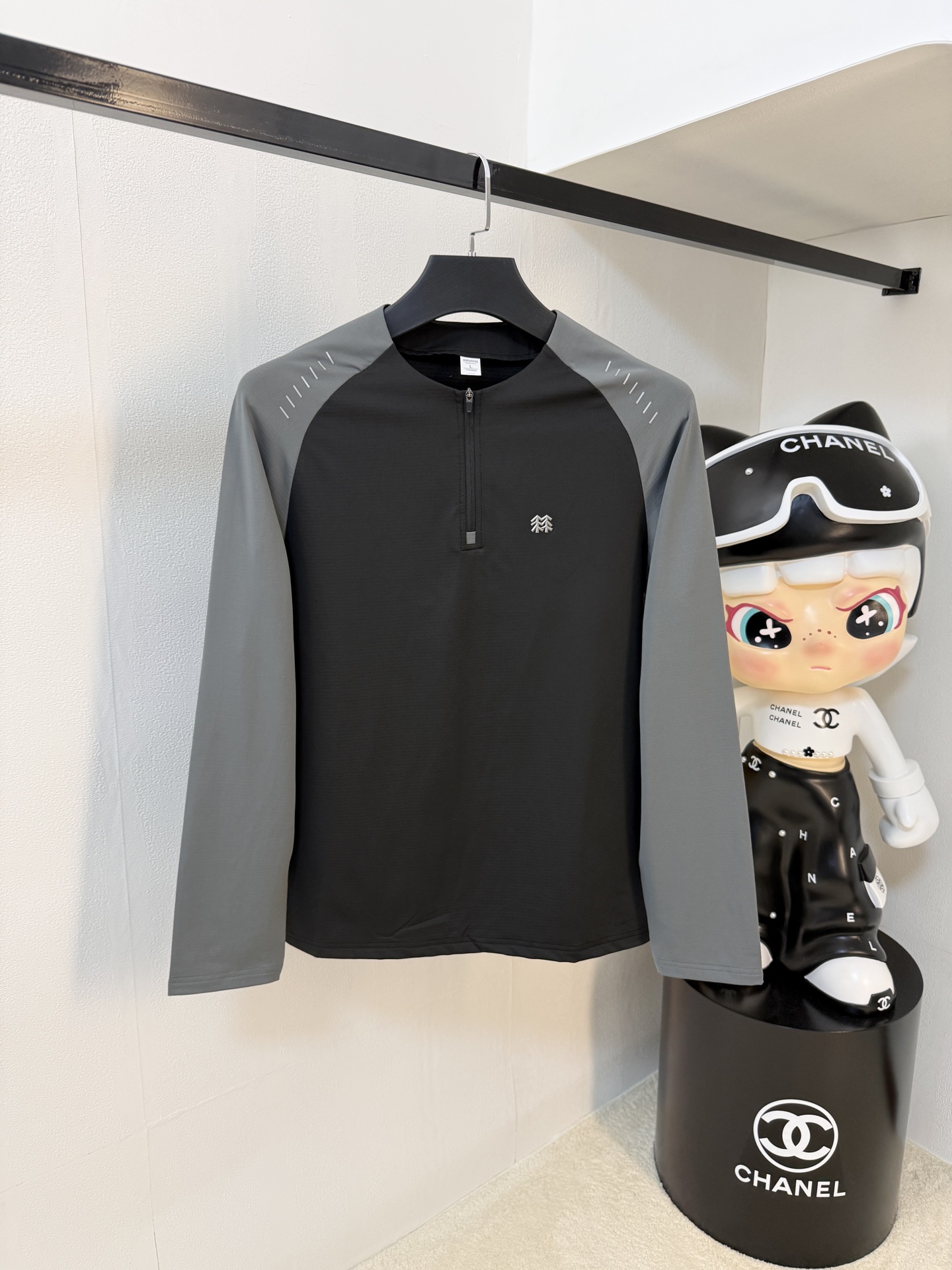 NO:571636,Kolon 25ss early autumn [new product] round neck bottoming shirt is popular for single-wear sweatshirts. Ultra-avant-garde design style. Delicate and comfortable. Very light and not easy to wrinkle. Multiple craftsmanship. The overall design is quite visual. The upper body is casual and stylish, with a certain degree of stiffness. It is definitely recommended for the temperament that is at the forefront of fashion. It is a must-have for urban leisure. Size M-3XL, hoodie, sweatshirts, alexander wang19860909可隆25ss早秋【新品】圆领打底衫单穿卫衣爆款 超前卫设计风格 细腻舒适 穿着非常轻便不易起皱.多重重工艺 整体的设计颇具视觉感,上身休闲有型,有一定的挺括度,绝对走在时尚最尖端的气质感推荐,都市休闲必备.码数M-3XL,,hoodie,sweatshirts,alexander wang,Men's clothing