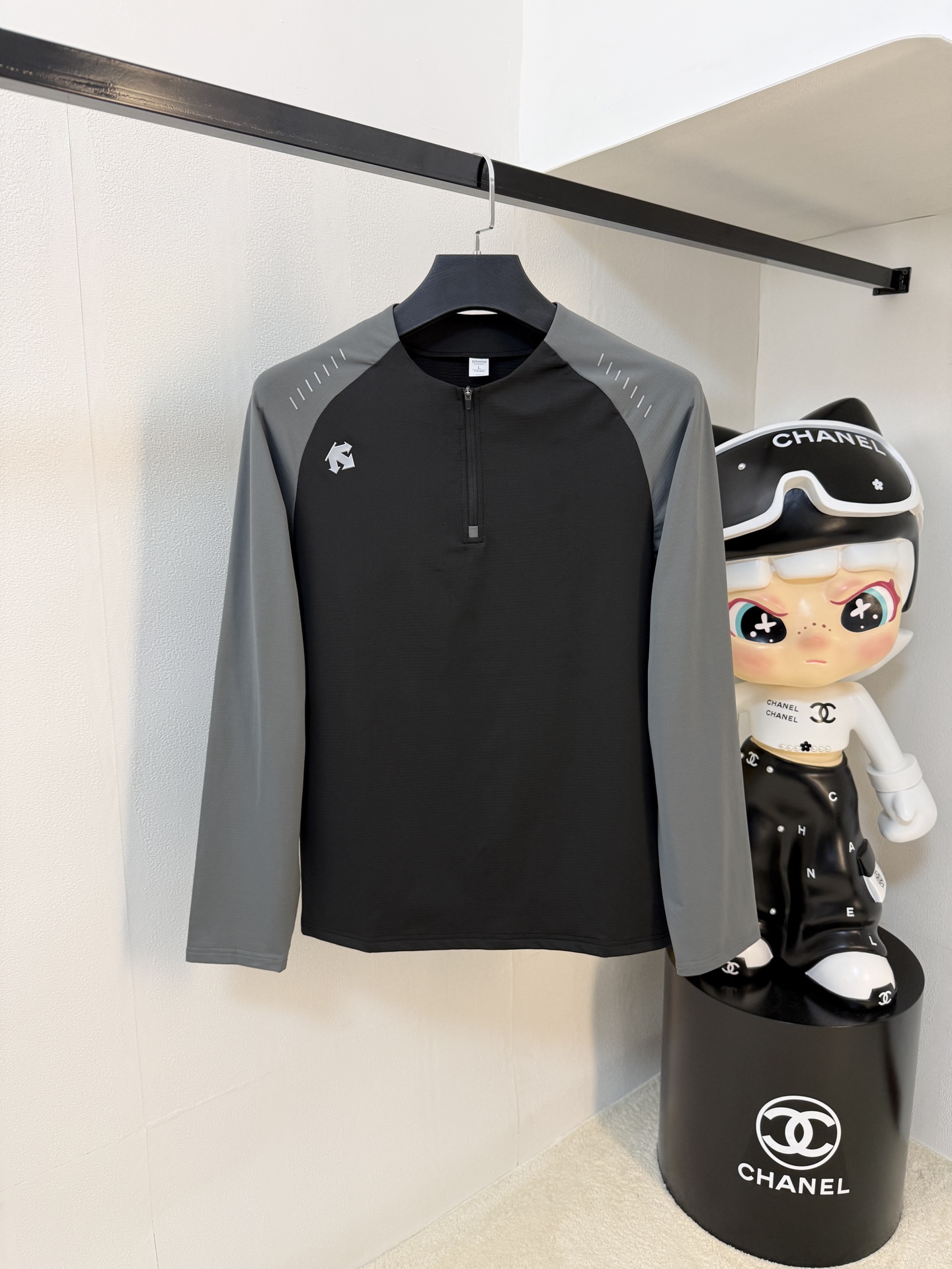 NO:571642,Descente 25ss early autumn [new product] round neck bottoming shirt is popular for single-wear sweatshirts. Ultra-avant-garde design style, delicate and comfortable, very light and not easy to wrinkle. Multiple craftsmanship. The overall design is quite visual, the upper body is casual and stylish, and has a certain degree of stiffness. It is definitely recommended for the temperament that is at the forefront of fashion. It is a must-have for urban leisure. Size M-3XL, hoodie, sweatshirts, alexander wang19860909迪桑特25ss早秋【新品】圆领打底衫单穿卫衣爆款 超前卫设计风格 细腻舒适 穿着非常轻便不易起皱.多重重工艺 整体的设计颇具视觉感,上身休闲有型,有一定的挺括度,绝对走在时尚最尖端的气质感推荐,都市休闲必备.码数M-3XL,,hoodie,sweatshirts,alexander wang,Men's clothing