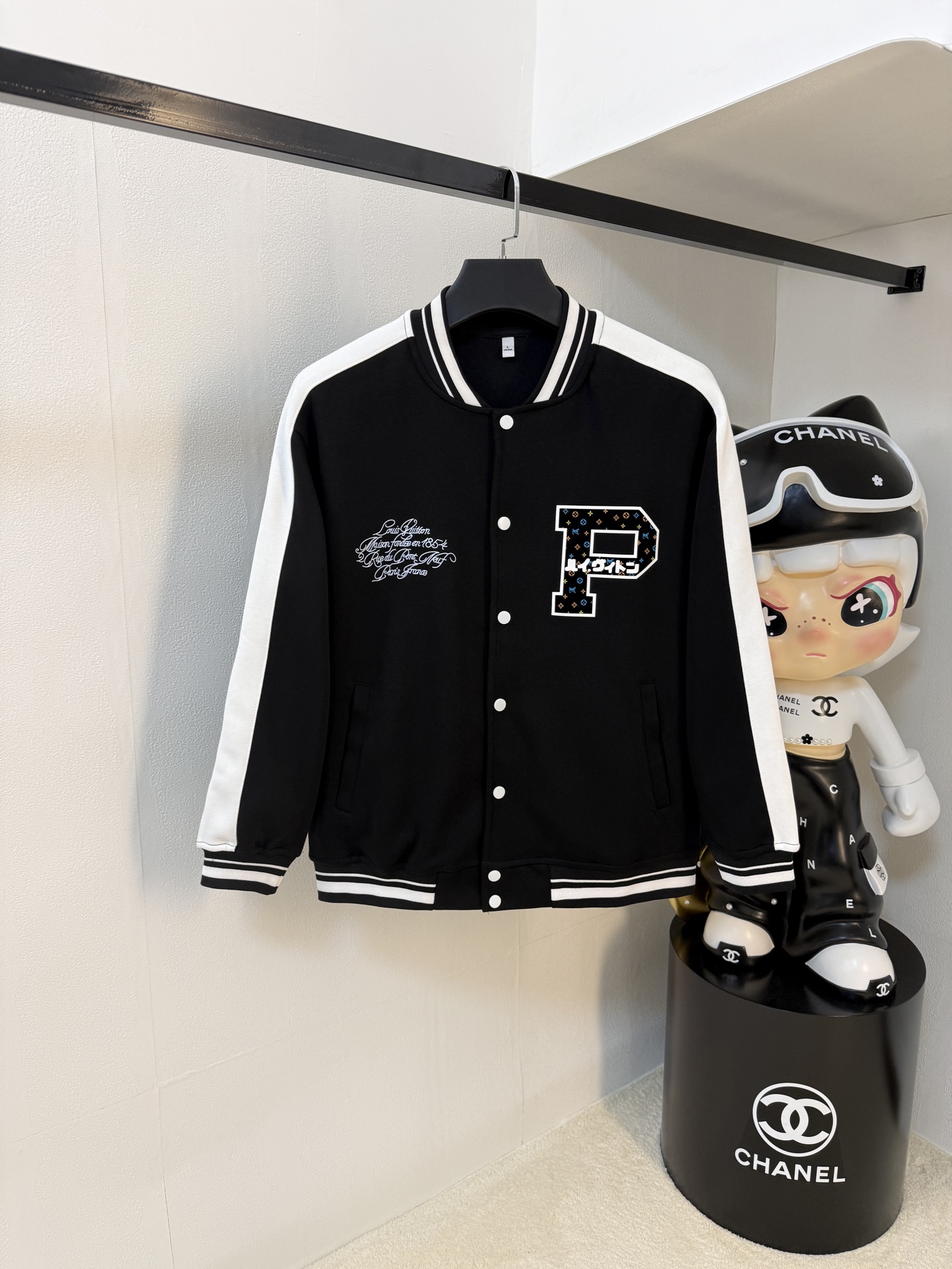 NO:571085,LV 25ss early autumn [new product] popular jackets and jackets. New casual and fashionable jackets at the autumn and winter counters!  Ultra-avant-garde design style, delicate and comfortable, very light to wear and not easy to wrinkle. Multiple craftsmanship. The overall design is quite visual. The upper body is casual and stylish, with a certain degree of stiffness. It is definitely at the forefront of fashion. Recommended for a sense of temperament, a must-have for urban leisure. Size M-3XL, Louis Vuitton, jackets & coats, jackets & coats, alexander wang19860909LV 25ss早秋【新品】夹克外套爆款 秋冬专柜新款休闲时尚夹克外套！超前卫设计风格 细腻舒适 穿着非常轻便不易起皱.多重重工艺 整体的设计颇具视觉感,上身休闲有型,有一定的挺括度,绝对走在时尚最尖端的气质感推荐,都市休闲必备.码数M-3XL,,louis vuitton,jackets & coats,jackets & coats,alexander wang,Men's clothing