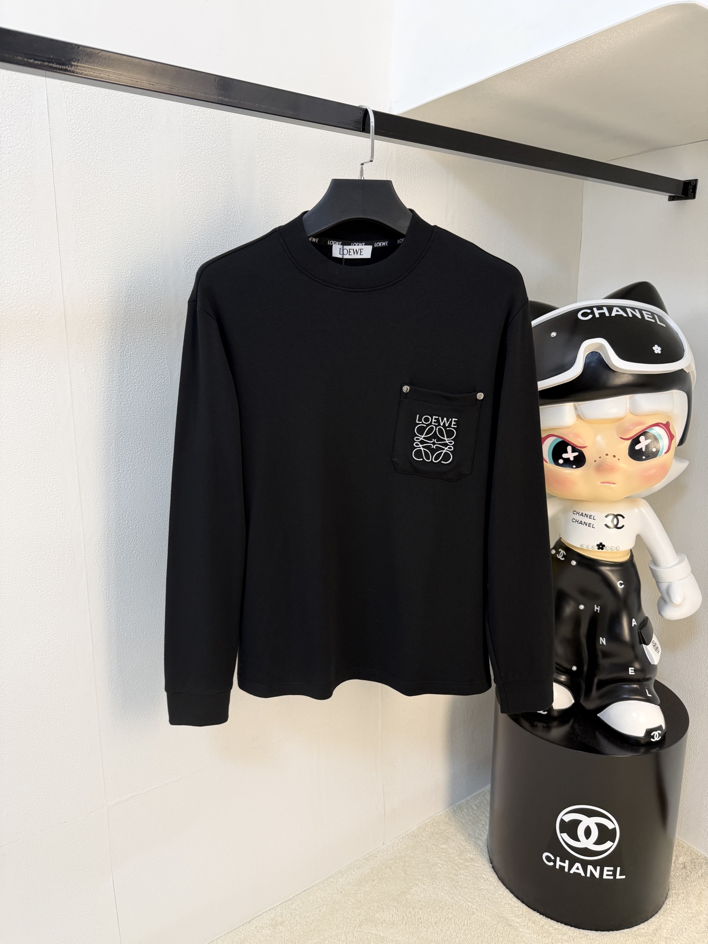 NO:573825,Loewe 25ss autumn [new product] new trade order round neck long-sleeved bottoming shirt!  Long-sleeved T-shirt internet celebrity style!  The upper body is comfortable and breathable, not stiff, and the whole body has a rich three-dimensional sense. It is a high-quality export order that meets the simple needs of commuters. The upper body effect is very good, slimming, and not picky about the figure. The fabric workmanship... is impeccable. Only good craftsmanship and good fabrics can make you wear a good taste. A must-have item. Size S-2XL, loewe, tees, t-shirt, alexander wang19860909罗意威25ss秋季【新品】新款贸易订单圆领长袖打底衫！长袖T恤网红款！上身舒适透气,不僵硬,整体有着丰富的立体感,品质出口订单,满足通勤人们对于着装的简约需求,上身效果很好,显瘦,不挑剔身材.面料做工....无可挑剔,好工艺好面料才能穿出好品味一款,人手必备单品 码数S-2XL,,loewe,tees，t-shirt,alexander wang,Men's clothing