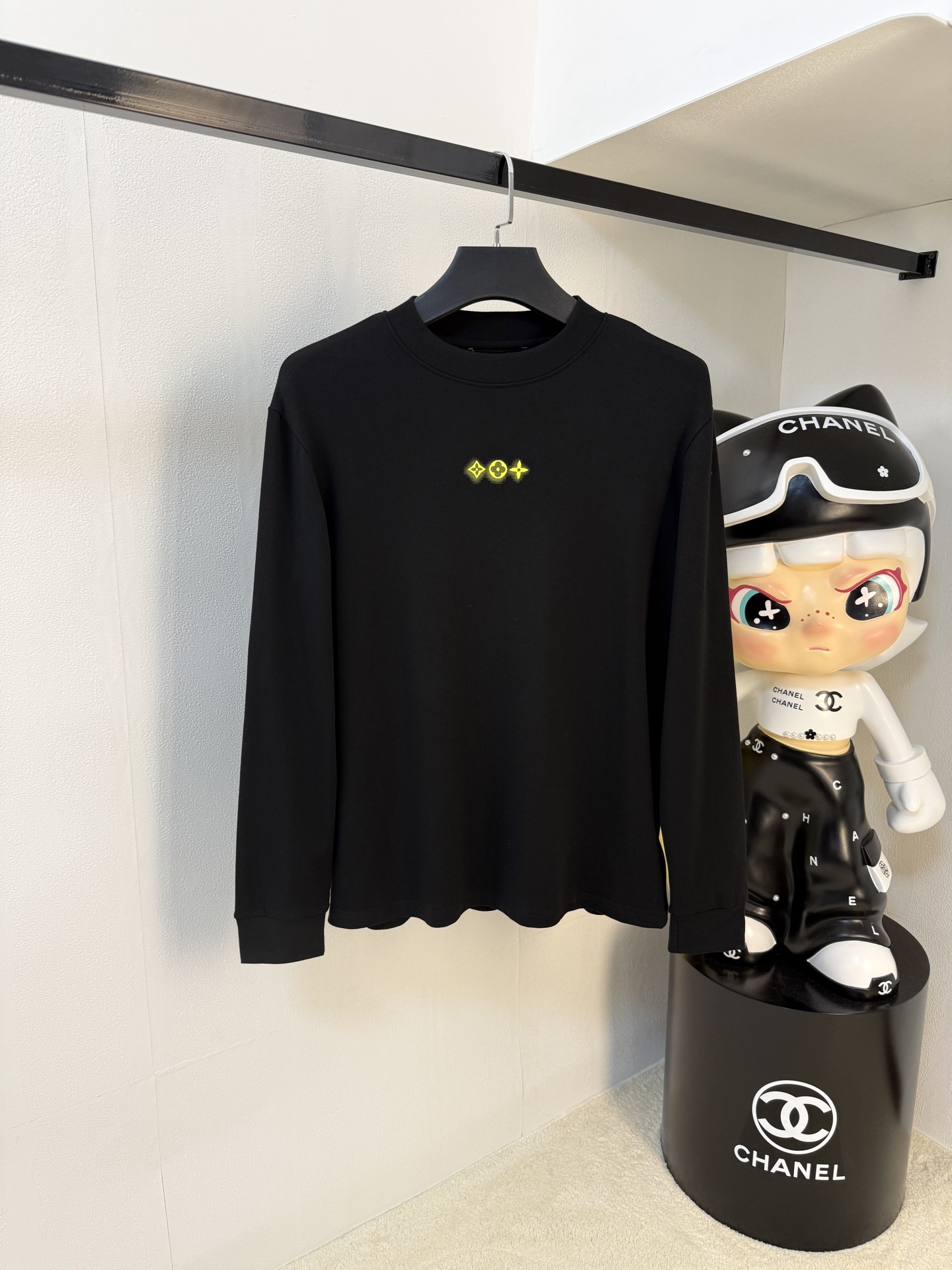 NO:573827,LV 25ss autumn [new product] new trade order round neck long-sleeved bottoming shirt!  Long-sleeved T-shirt internet celebrity style!  The upper body is comfortable and breathable, not stiff, and the whole body has a rich three-dimensional sense. It is a high-quality export order that meets the simple needs of commuters. The upper body effect is very good, slimming, and not picky about the figure. The fabric workmanship... is impeccable. Only good craftsmanship and good fabrics can make you wear a good taste. A must-have item. Size S-2XL, Louis Vuitton, Tees, T-shirt, Alexander Wang19860909LV 25ss秋季【新品】新款贸易订单圆领长袖打底衫！长袖T恤网红款！上身舒适透气,不僵硬,整体有着丰富的立体感,品质出口订单,满足通勤人们对于着装的简约需求,上身效果很好,显瘦,不挑剔身材.面料做工....无可挑剔,好工艺好面料才能穿出好品味一款,人手必备单品 码数S-2XL,,louis vuitton,tees，t-shirt,alexander wang,Men's clothing