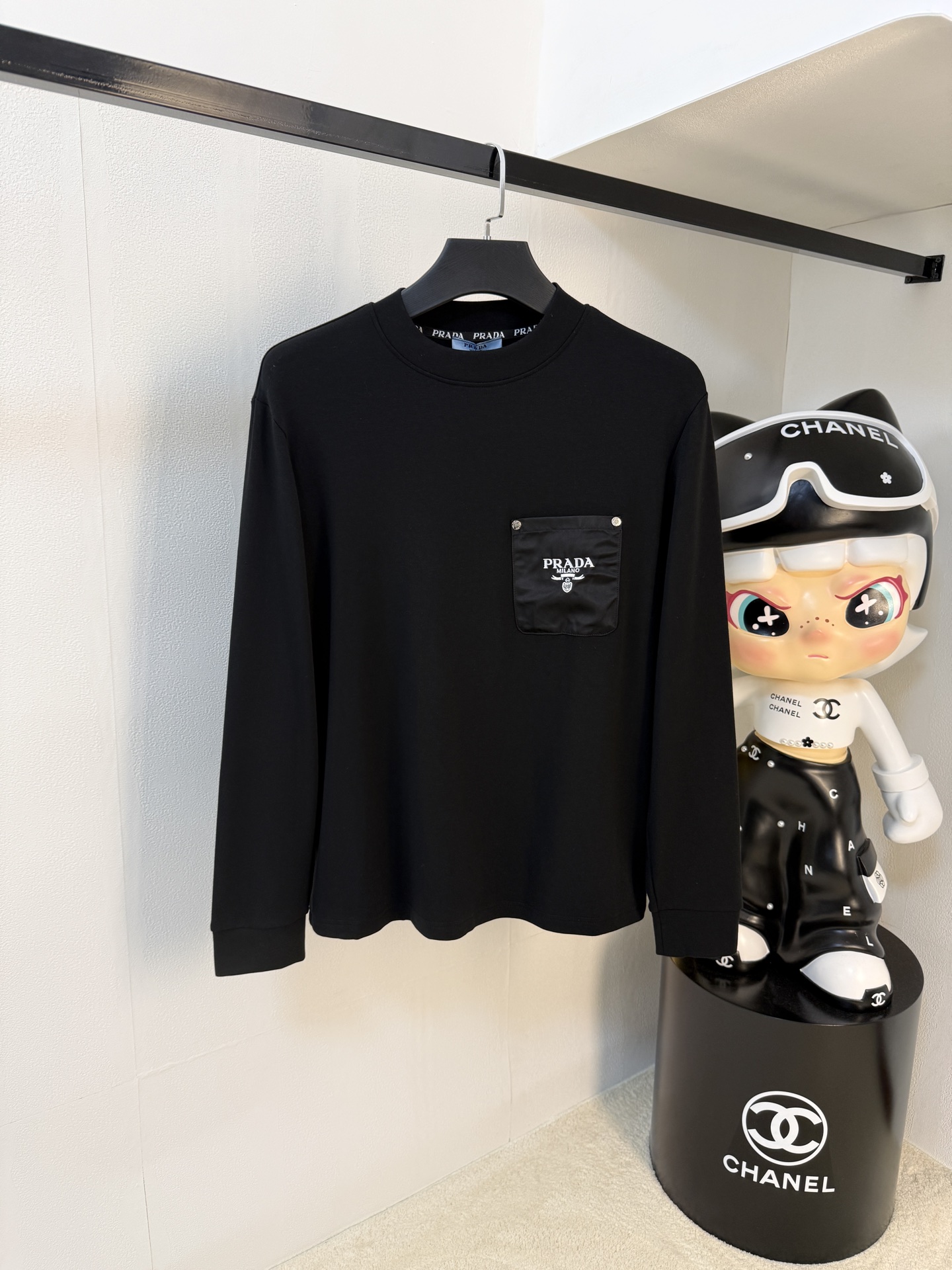 NO:573829,Prada 25ss autumn [new product] new trade order round neck long-sleeved bottoming shirt!  Long-sleeved T-shirt internet celebrity style!  The upper body is comfortable and breathable, not stiff, and the whole body has a rich three-dimensional sense. It is a high-quality export order that meets the simple needs of commuters. The upper body effect is very good, slimming, and not picky about the figure. The fabric workmanship... is impeccable. Only good craftsmanship and good fabrics can make you wear a good taste. A must-have item. Size S-2XL, prada, tees, t-shirt, alexander wang19860909普拉达25ss秋季【新品】新款贸易订单圆领长袖打底衫！长袖T恤网红款！上身舒适透气,不僵硬,整体有着丰富的立体感,品质出口订单,满足通勤人们对于着装的简约需求,上身效果很好,显瘦,不挑剔身材.面料做工....无可挑剔,好工艺好面料才能穿出好品味一款,人手必备单品 码数S-2XL,,prada,tees，t-shirt,alexander wang,Men's clothing