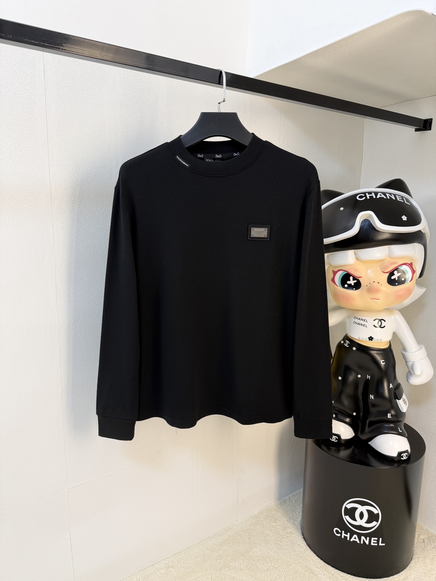 NO:573822,Dolce & Gabbana 25ss autumn [new product] new trade order round neck long-sleeved bottoming shirt!  Long-sleeved T-shirt internet celebrity style!  The upper body is comfortable and breathable, not stiff, and has a rich three-dimensional sense. Quality export order meets the simple needs of commuters. The upper body effect is very good, slimming, and not picky about the figure. The fabric workmanship... is impeccable. Good craftsmanship and good fabrics can make you wear a good taste. A must-have item. Size S-2XL, Dolce&Gabbana, tees, t-shirt, alexander wang19860909杜嘉班纳25ss秋季【新品】新款贸易订单圆领长袖打底衫！长袖T恤网红款！上身舒适透气,不僵硬,整体有着丰富的立体感,品质出口订单,满足通勤人们对于着装的简约需求,上身效果很好,显瘦,不挑剔身材.面料做工....无可挑剔,好工艺好面料才能穿出好品味一款,人手必备单品 码数S-2XL,,Dolce&Gabbana,tees，t-shirt,alexander wang,Men's clothing