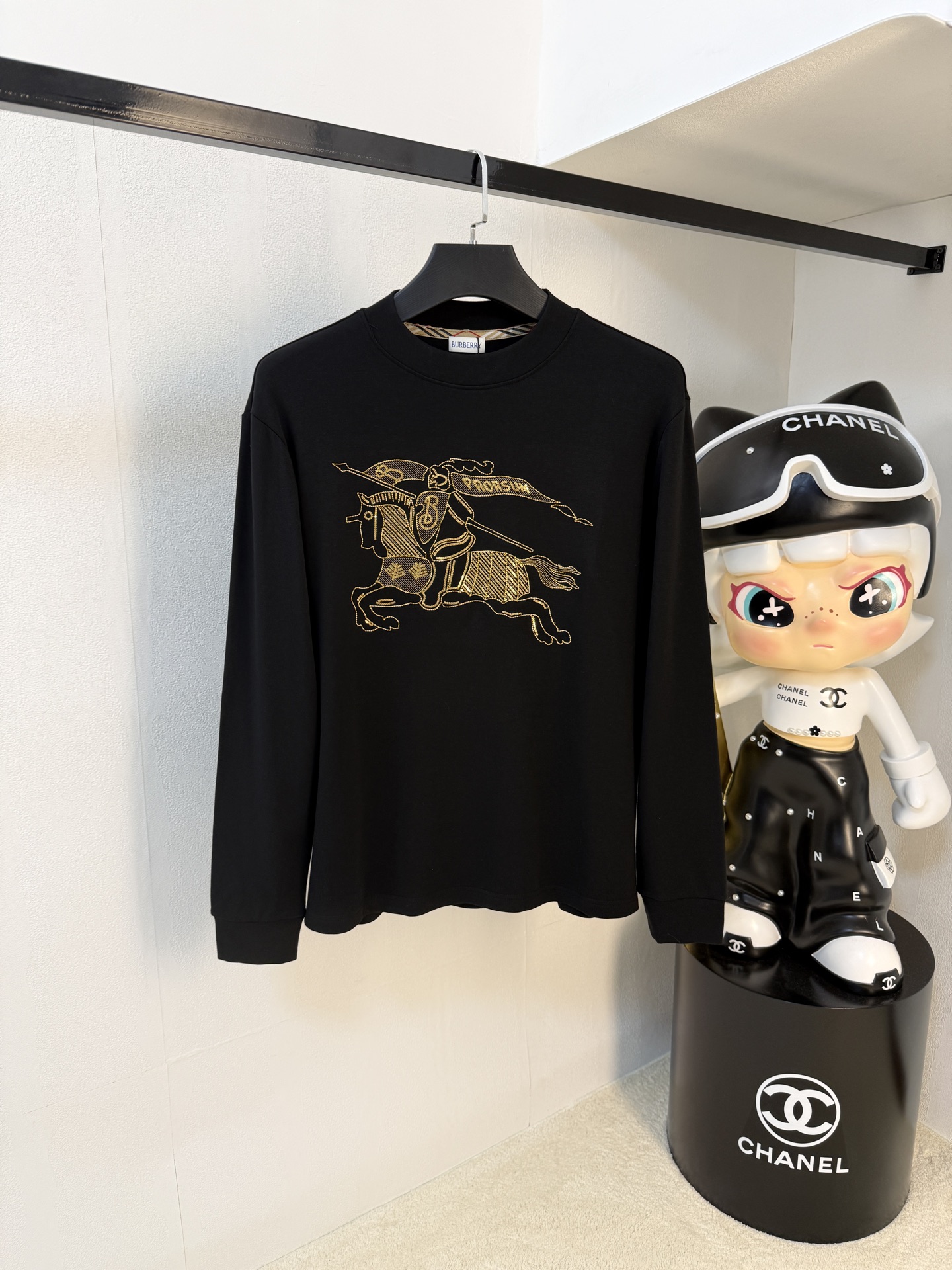 NO:573824,Burberry 25ss autumn [new product] new trade order round neck long-sleeved bottoming shirt!  Long-sleeved T-shirt internet celebrity style!  The upper body is comfortable and breathable, not stiff, and the whole body has a rich three-dimensional sense. It is a high-quality export order that meets the simple needs of commuters. The upper body effect is very good, slimming, and not picky about the figure. The fabric workmanship... is impeccable. Only good craftsmanship and good fabrics can make you wear a good taste. A must-have item. Size S-2XL, burberry, tees, t-shirt, alexander wang19860909巴宝莉25ss秋季【新品】新款贸易订单圆领长袖打底衫！长袖T恤网红款！上身舒适透气,不僵硬,整体有着丰富的立体感,品质出口订单,满足通勤人们对于着装的简约需求,上身效果很好,显瘦,不挑剔身材.面料做工....无可挑剔,好工艺好面料才能穿出好品味一款,人手必备单品 码数S-2XL,,burberry,tees，t-shirt,alexander wang,Men's clothing