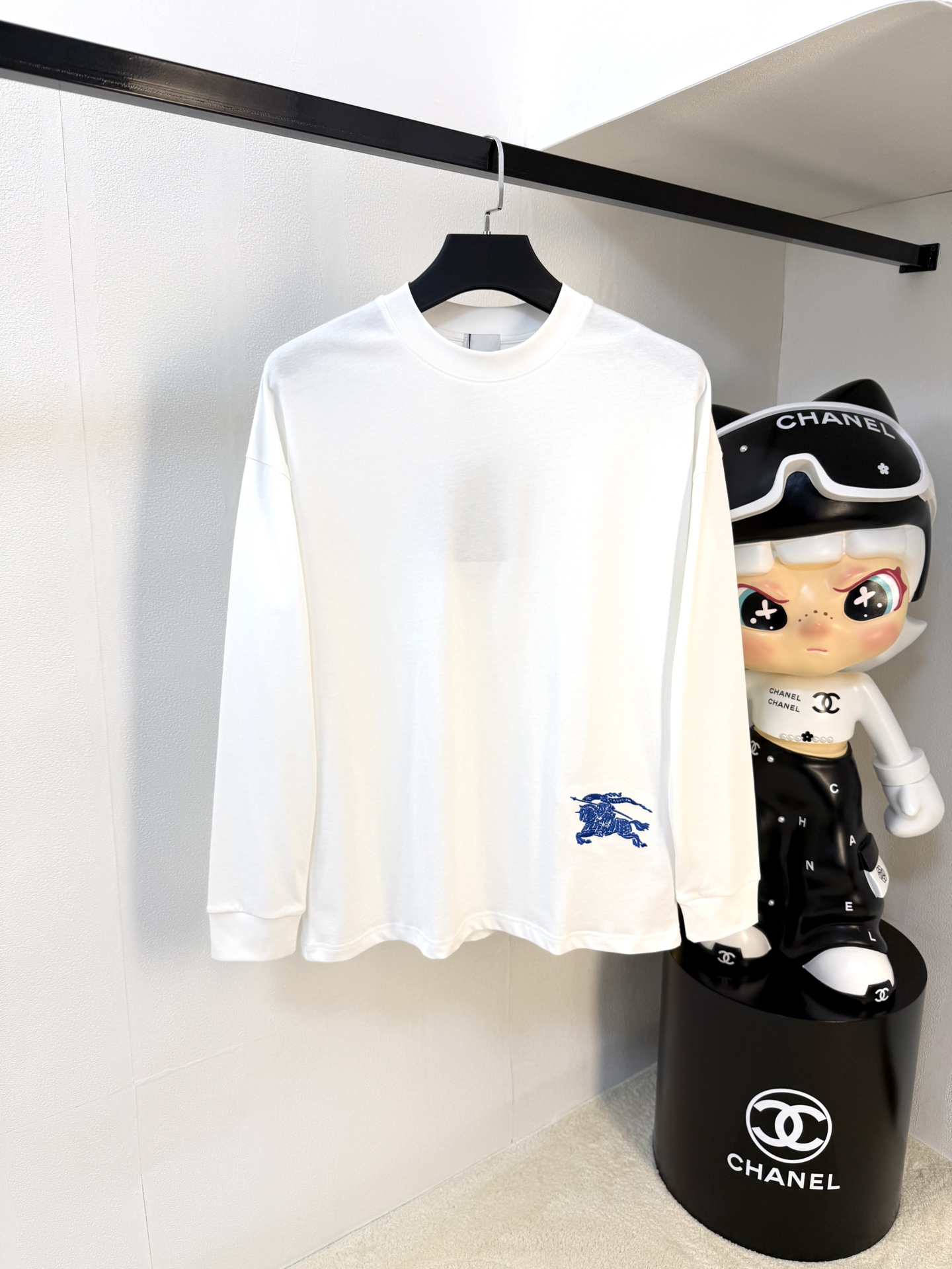 Burberry Men's White Long Sleeve T-Shirt with Logo Detail, Casual Style 2 i1760292714304 5639 0 0
