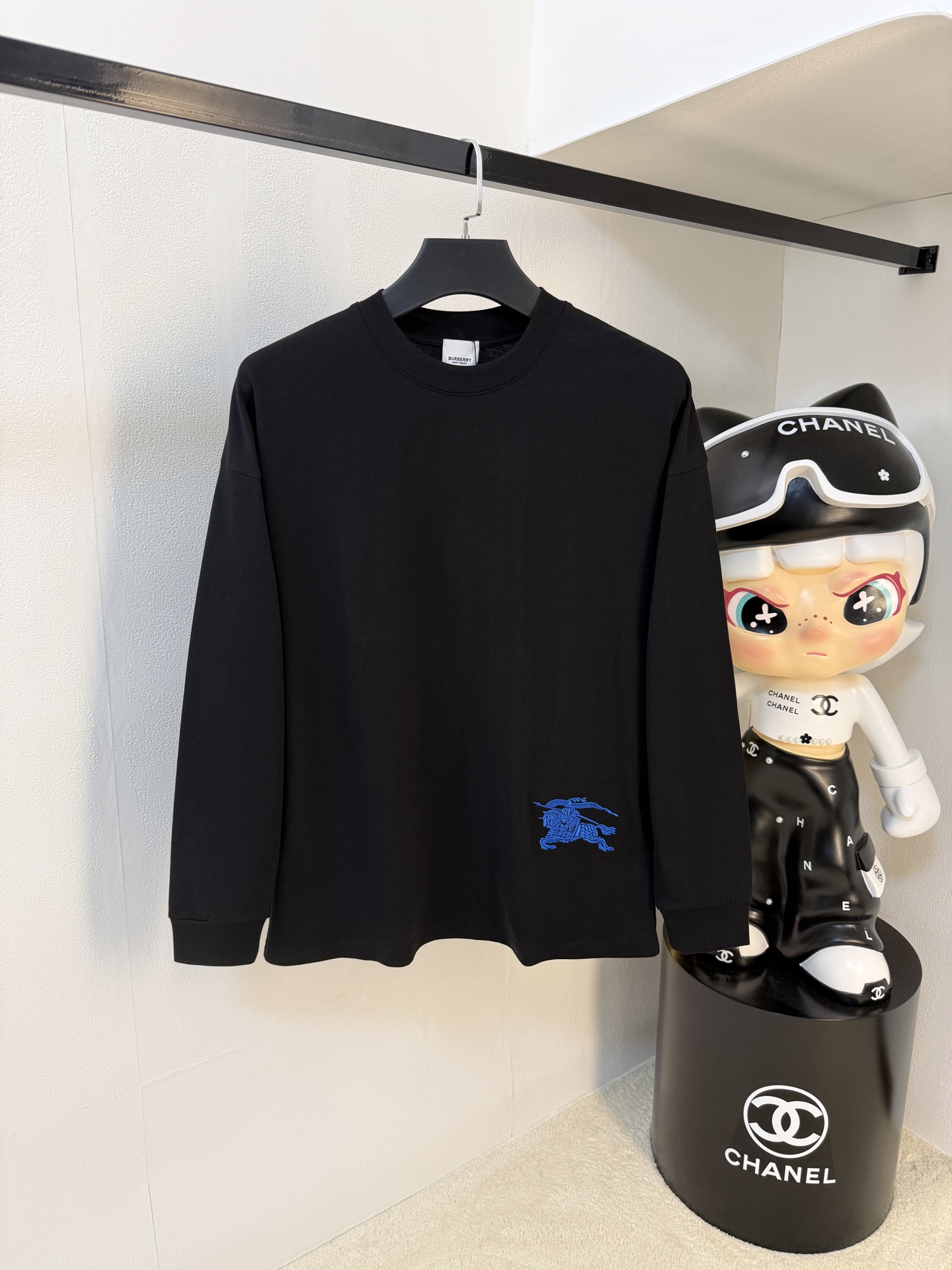 Burberry Zwart T-shirt met Lange Mouwen en Blauw Logo - Comfortabel & Stijlvol