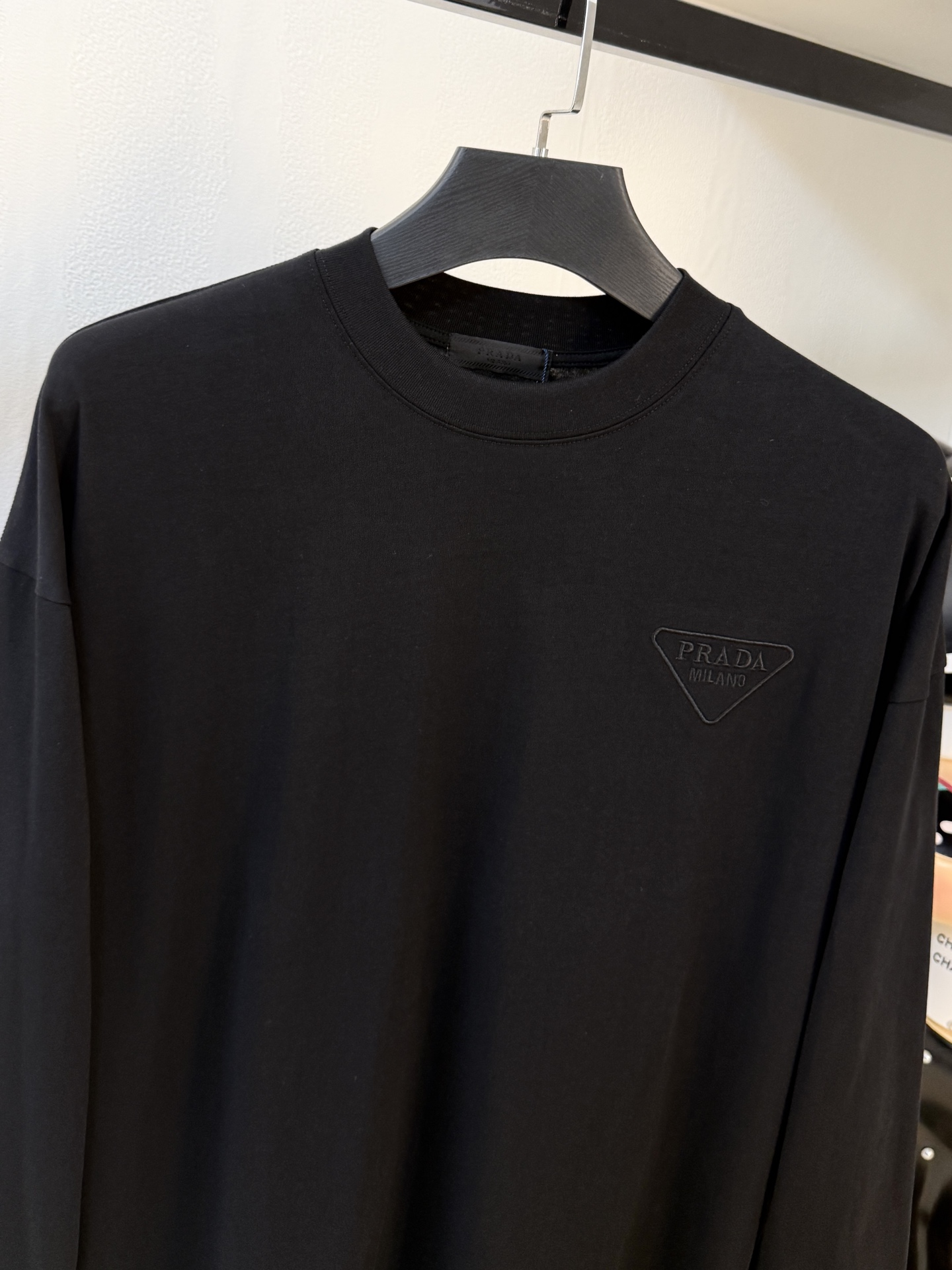 חולצת טי שרוול ארוך מבית Prada - נוחות וסגנון קלאסי 3 i1760292850058 9692 0 1