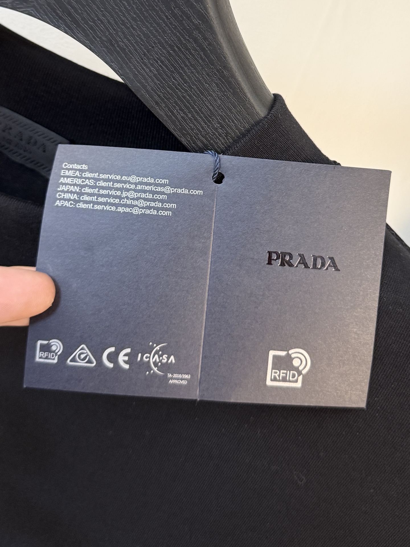 חולצת טי שרוול ארוך מבית Prada - נוחות וסגנון קלאסי 5 i1760292860183 1524 0 3