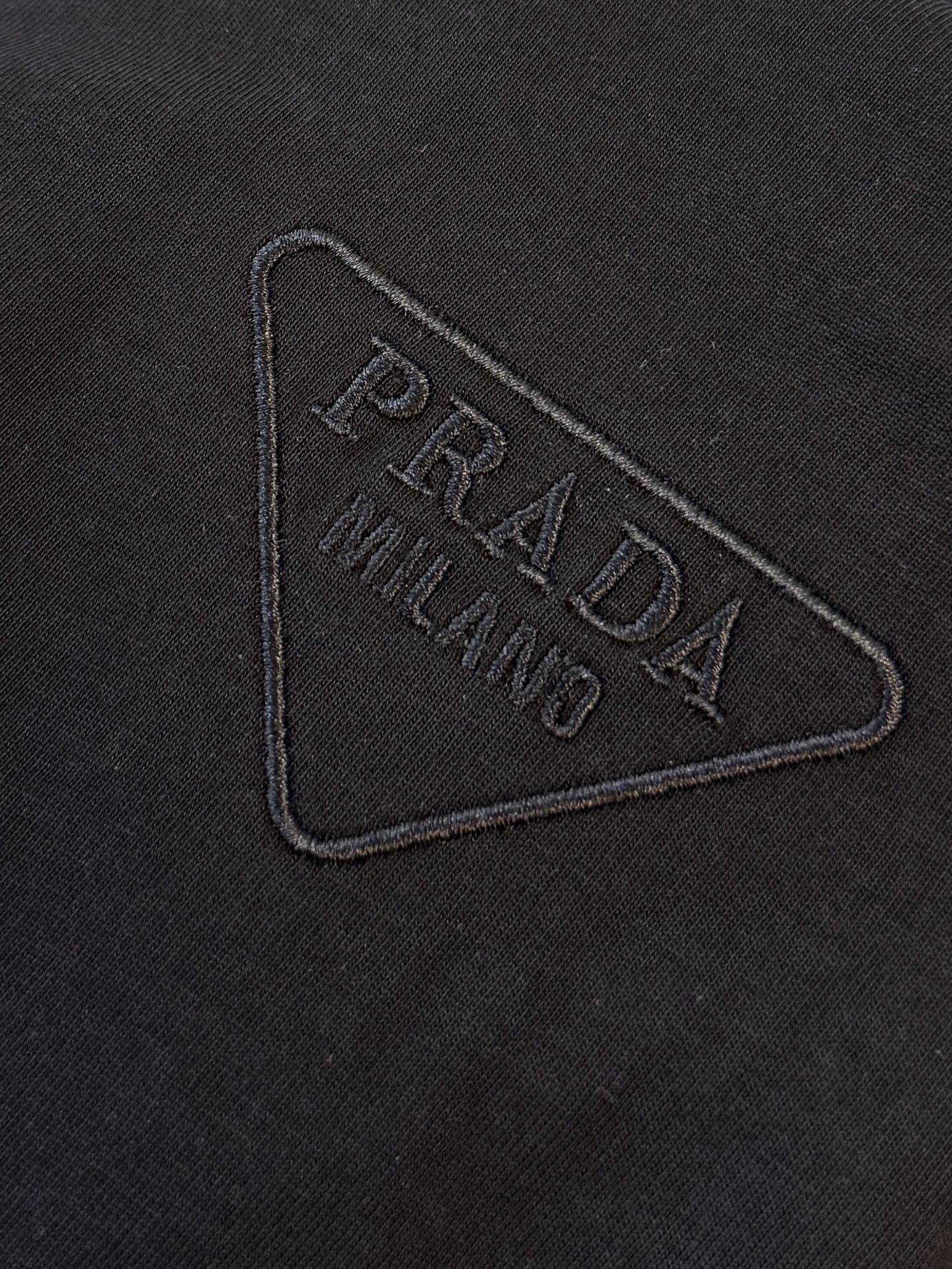 חולצת טי שרוול ארוך מבית Prada - נוחות וסגנון קלאסי 6 i1760292860191 3761 0 4