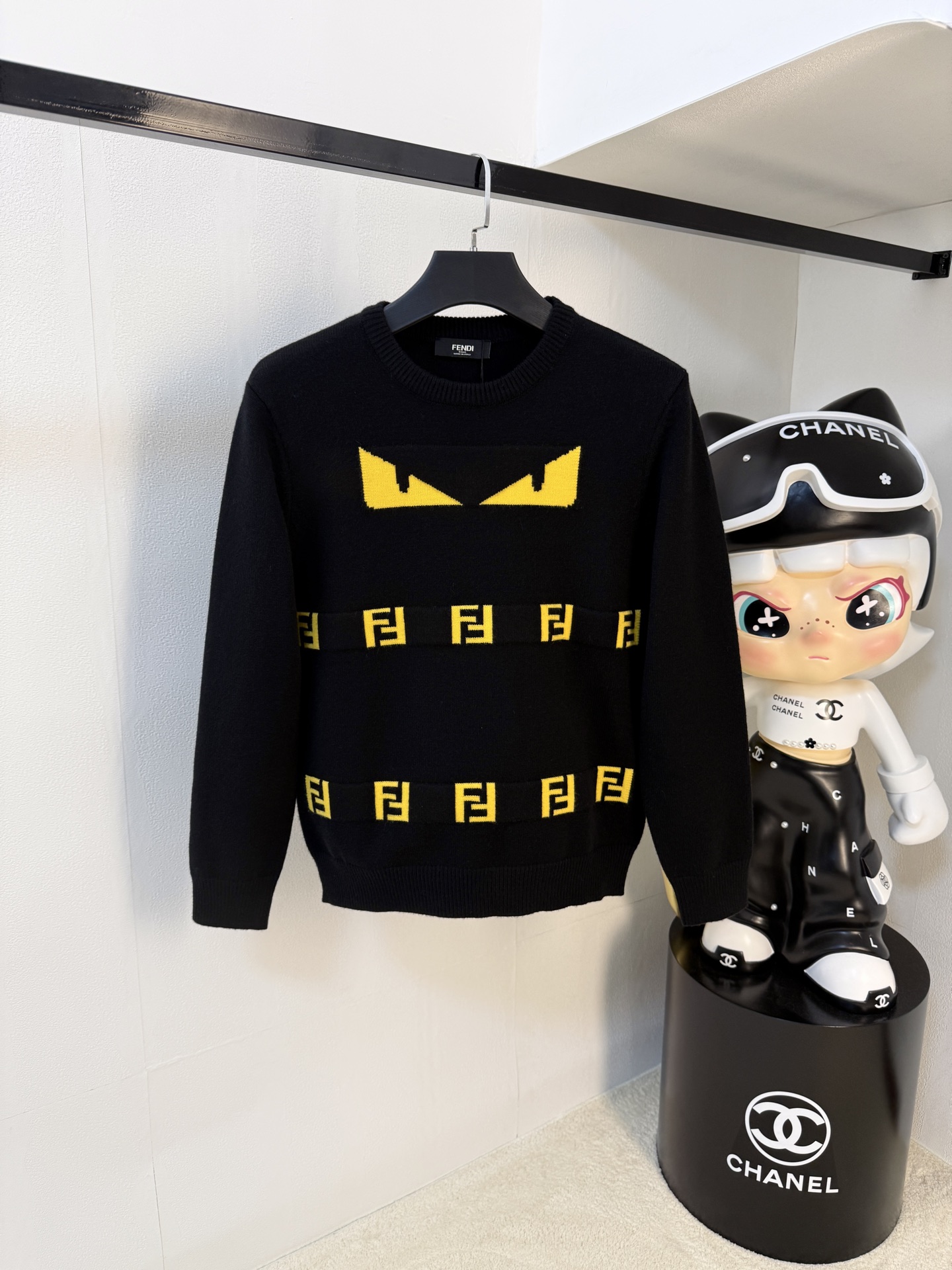 NO:572977,Fendi 25ss Autumn and Winter [New Product] Sweater is exclusively for sale, imported original technical wool worsted!  The fine knitting is integrated, and the color mixed weaving is purely handmade. The grade is extremely high, highlighting the taste and luxury of clothing. The craftsmanship is exquisite!  Customized original craftsmanship threaded upper body, extremely handsome, purchasing agent level counter, same style for men and women, size S-XL, fendi, sweaters, alexander wang19860909芬迪25ss秋冬【新品】毛衣专供狠货,进口原版科技羊毛精纺！精细针织一体,色彩混织纯手工技艺呈现 档次极高,凸显衣着品味与奢华 工艺精湛！定制原版工艺螺纹上身帅到爆,代购级别专柜男女同款 码数S-XL,,fendi,sweaters,alexander wang,Men's clothing