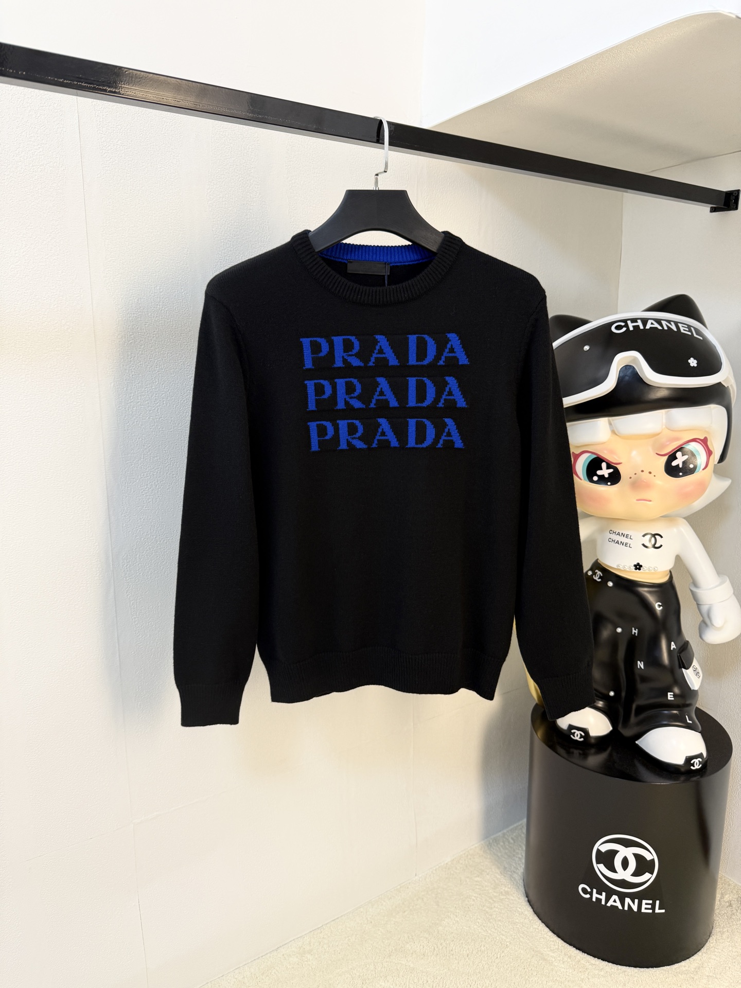 NO:572980,Prada 25ss Autumn and Winter [New Product] Sweater is exclusively for sale, imported original technical wool worsted!  The fine knitting is integrated, and the color mixed weaving is purely handmade. The grade is extremely high, highlighting the taste and luxury of clothing. The craftsmanship is exquisite!  Customized original craftsmanship threaded upper body, extremely handsome, purchasing agent level counter, same style for men and women, size S-XL, prada, sweaters, alexander wang19860909普拉达25ss秋冬【新品】毛衣专供狠货,进口原版科技羊毛精纺！精细针织一体,色彩混织纯手工技艺呈现 档次极高,凸显衣着品味与奢华 工艺精湛！定制原版工艺螺纹上身帅到爆,代购级别专柜男女同款 码数S-XL,,prada,sweaters,alexander wang,Men's clothing