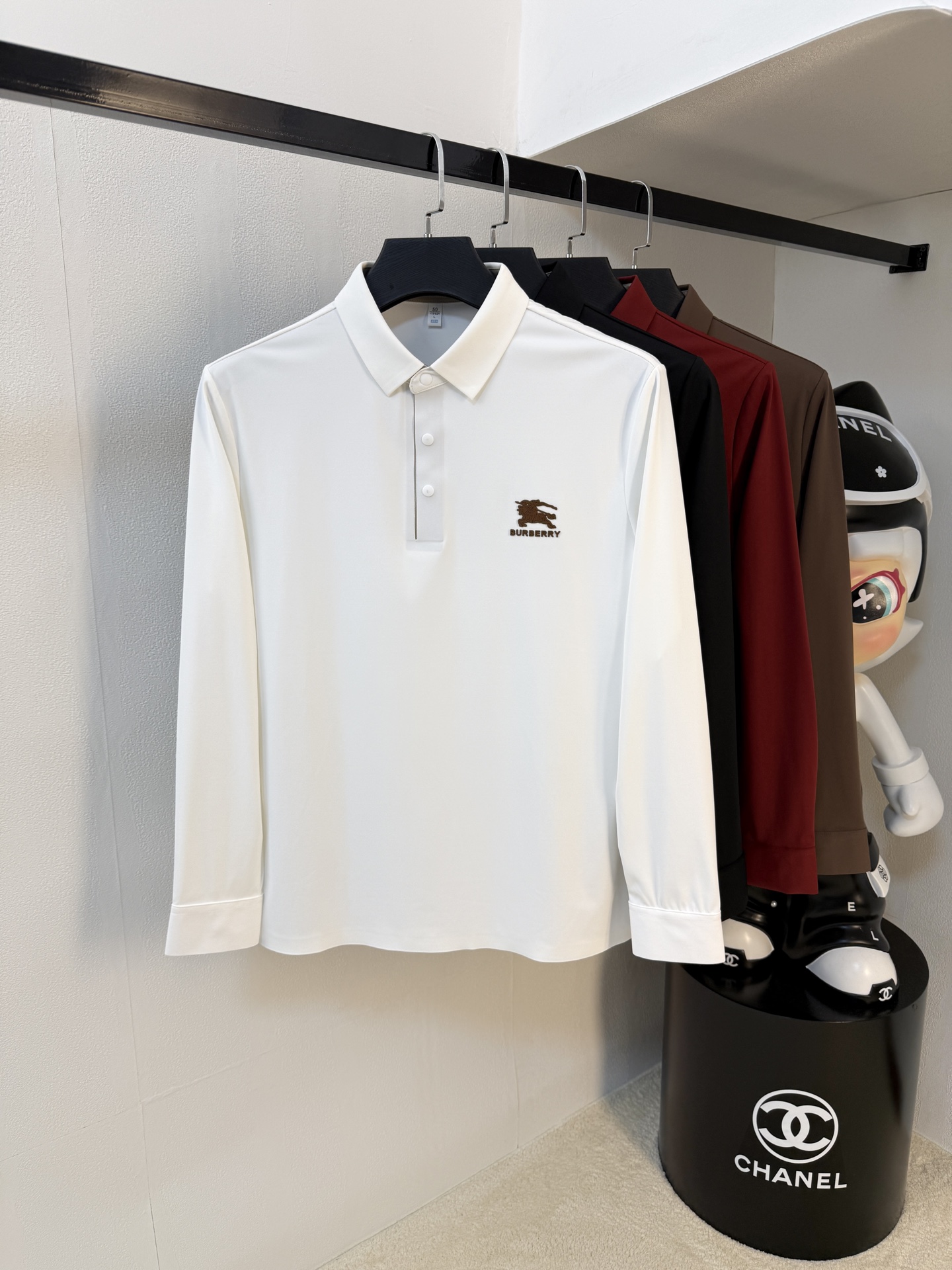 NO:613017,Burberry Autumn and Winter 25SS [New Product] New long-sleeved T-shirt polo, the highest version available for customization of high-end rhubarb fabric, simple and fashionable style, color-blocked threads are super beautiful!  Simple and elegant style with classic logo!  Full of high-end sense, can be worn in all seasons. Simple European style official website is selling sizes M-3XL, burberry, tees, t-shirt, alexander wang19860909巴宝莉秋冬25SS【新品】新款长袖T恤polo,最高版本客供定制高端朱地面料简单时尚款,拼色螺纹超级好看！经典logo简单大方的款式！满满的高级感,四季可穿.简欧风格官网在售码数M-3XL,,burberry,tees，t-shirt,alexander wang,Men's clothing