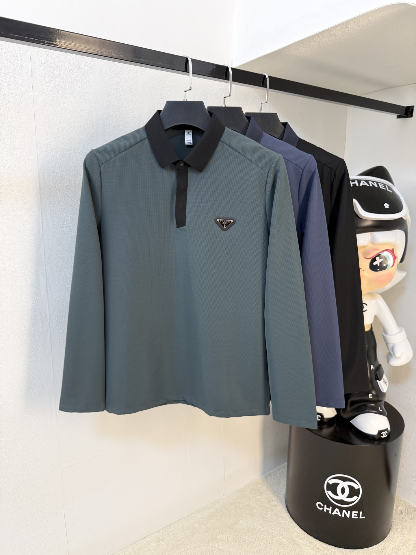 NO:613022,Prada Autumn and Winter 25SS [New Product] New long-sleeved T-shirt polo, the highest version can be customized with high-end rhubarb fabric, simple and fashionable style, the color-blocked threads are super beautiful!  Simple and elegant style with classic logo!  Full of high-end sense, can be worn in all seasons. Simple European style official website is selling sizes M-3XL, prada, tees, t-shirt, alexander wang19860909普拉达秋冬25SS【新品】新款长袖T恤polo,最高版本客供定制高端朱地面料简单时尚款,拼色螺纹超级好看！经典logo简单大方的款式！满满的高级感,四季可穿.简欧风格官网在售码数M-3XL,,prada,tees，t-shirt,alexander wang,Men's clothing