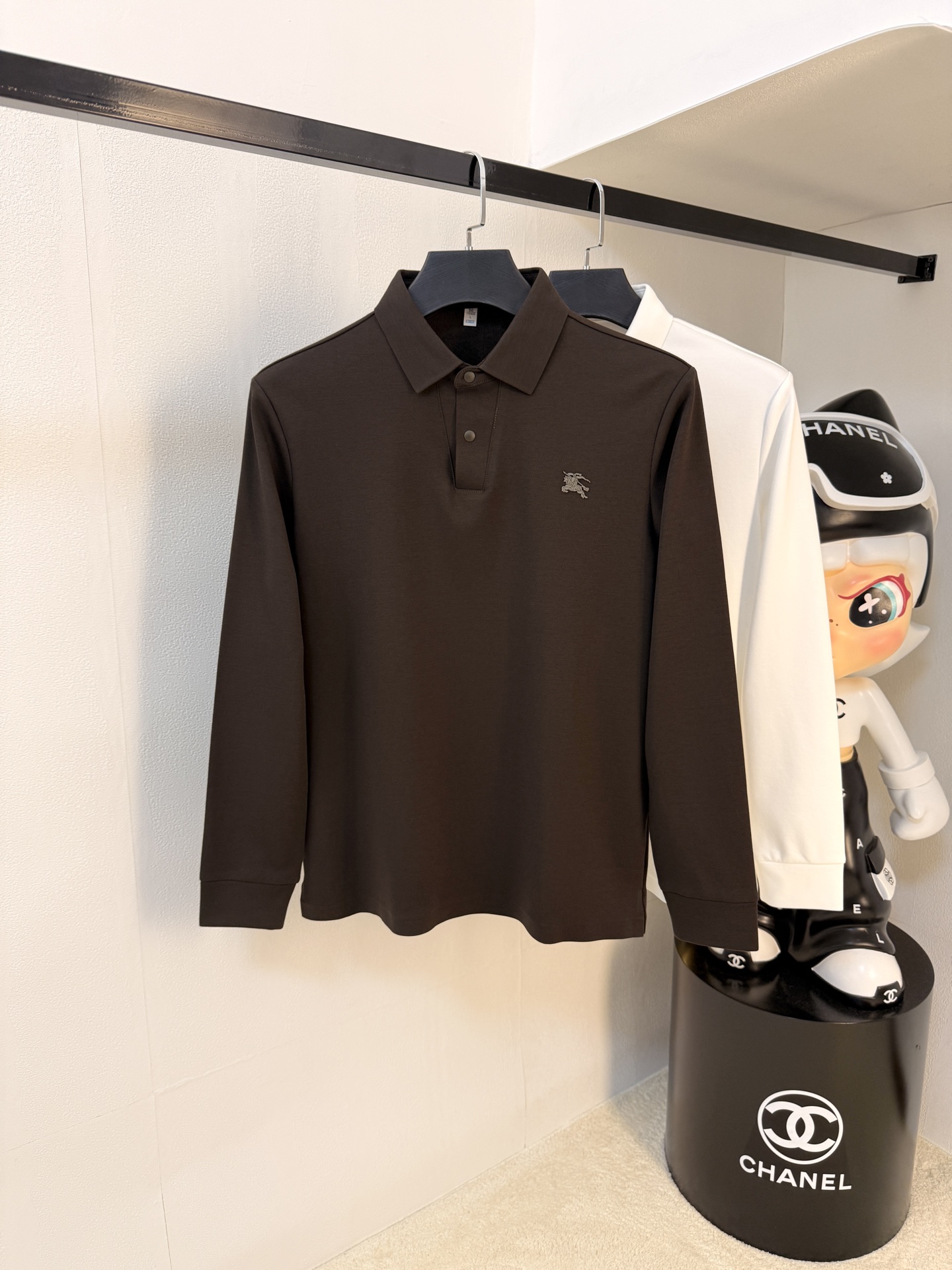 NO:613027,Burberry Autumn and Winter 25SS [New Product] New long-sleeved T-shirt polo, the highest version available for customization of high-end rhubarb fabric, simple and fashionable style, color-blocked threads are super beautiful!  Simple and elegant style with classic logo!  Full of high-end sense, can be worn in all seasons. Simple European style official website is selling sizes M-3XL, burberry, tees, t-shirt, alexander wang19860909巴宝莉秋冬25SS【新品】新款长袖T恤polo,最高版本客供定制高端朱地面料简单时尚款,拼色螺纹超级好看！经典logo简单大方的款式！满满的高级感,四季可穿.简欧风格官网在售码数M-3XL,,burberry,tees，t-shirt,alexander wang,Men's clothing