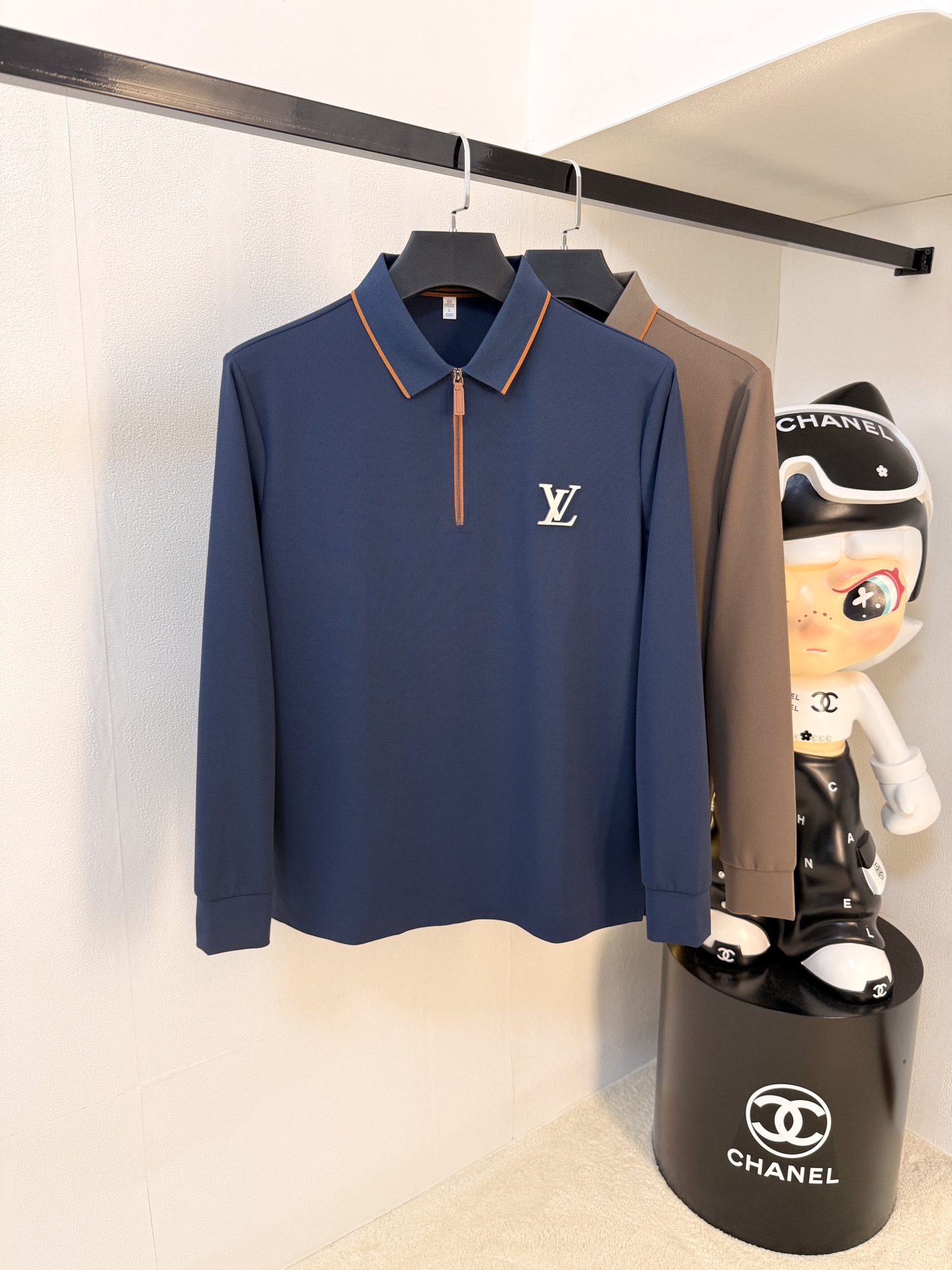 NO:613039,LV Autumn and Winter 25SS [New Product] New long-sleeved T-shirt polo, the highest version available for custom-made high-end rhubarb fabrics, simple and fashionable, color-blocked threads are super good-looking!  Simple and elegant style with classic logo!  Full of high-end sense, can be worn in all seasons. Simple European style official website is selling sizes M-3XL, Louis Vuitton, tees, t-shirt, alexander wang19860909LV秋冬25SS【新品】新款长袖T恤polo,最高版本客供定制高端朱地面料简单时尚款,拼色螺纹超级好看！经典logo简单大方的款式！满满的高级感,四季可穿.简欧风格官网在售码数M-3XL,,louis vuitton,tees，t-shirt,alexander wang,Men's clothing