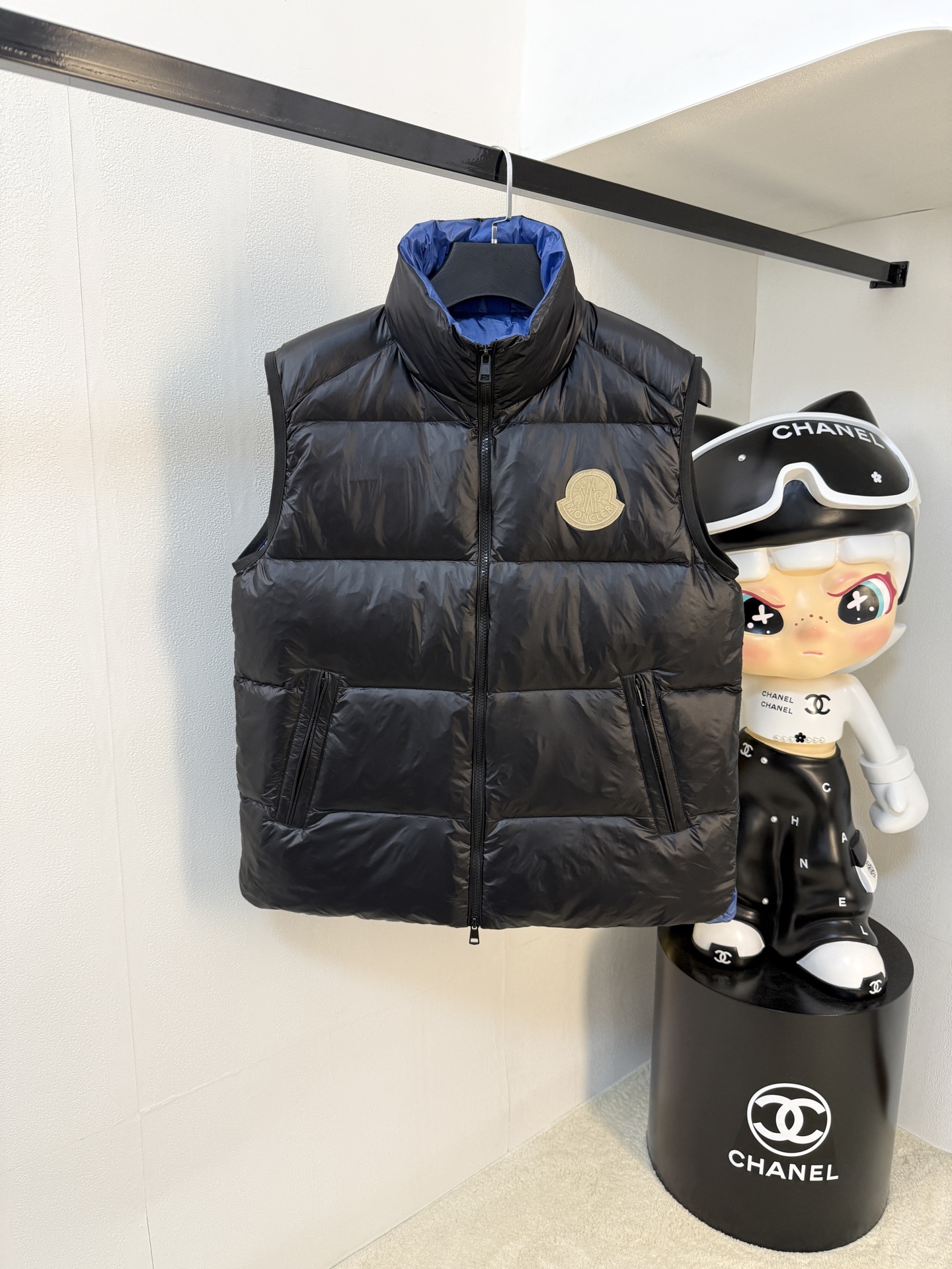 NO:600687,Down Jacket-Mon*** 2025 exclusive for autumn and winter new hooded down jackets and vests. The trading company has rare channels. It is a must-have warm item for cooling weather. It can be worn for daily life or outdoor sports. It gives people a different visual effect.  Wear-resistant, scratch-resistant and easy to care for, the interior is filled with 95 Euro standard high-quality white goose down. It is paired with large square quilting technology to create a fluffy and plump overall effect. It also has a strong thermal insulation and temperature locking effect, so that you are not afraid of the cold outdoor weather in autumn and winter! Sizes 1-6, Moncler, down jacket, hats, alexander wang19860909羽绒服-Mon***蒙口 2025独家专供秋冬新款连帽羽绒服马甲贸易公司渠道稀出,降温天气必备的保暖单品、不论是日常还是户外运动都能穿.给人不一样的视觉效果 耐磨防刮易打理,内里配置95欧标优质白鹅绒埴充,在搭配大方格绗缝工艺、打造蓬松饱满的整体效果,兼顾强悍的保暖锁温效果,让你无惧秋冬季寒冷的户外天气!尺码1-6码,,Moncler,down jacket,hats,alexander wang,Men's clothing