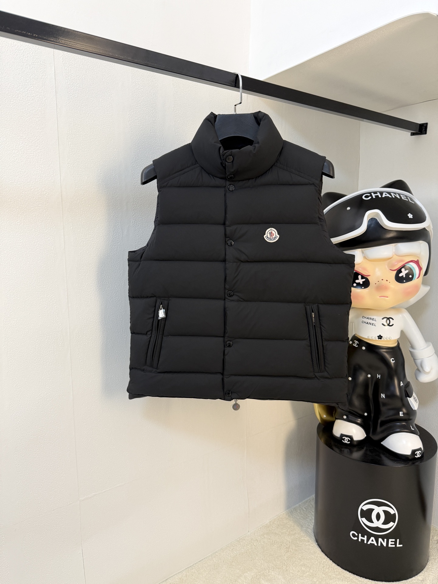 NO:600699,Down Jacket-Mon*** 2025 exclusive for autumn and winter new hooded down jackets and vests. The trading company has rare channels. It is a must-have warm item for cooling weather. It can be worn for daily life or outdoor sports. It gives people a different visual effect.  Wear-resistant, scratch-resistant and easy to care for, the interior is filled with 95 Euro standard high-quality white goose down. It is paired with large square quilting technology to create a fluffy and plump overall effect. It also has a strong thermal insulation and temperature locking effect, so that you are not afraid of the cold outdoor weather in autumn and winter! Sizes 1-6, Moncler, down jacket, hats, alexander wang19860909羽绒服-Mon***蒙口 2025独家专供秋冬新款连帽羽绒服马甲贸易公司渠道稀出,降温天气必备的保暖单品、不论是日常还是户外运动都能穿.给人不一样的视觉效果 耐磨防刮易打理,内里配置95欧标优质白鹅绒埴充,在搭配大方格绗缝工艺、打造蓬松饱满的整体效果,兼顾强悍的保暖锁温效果,让你无惧秋冬季寒冷的户外天气!尺码1-6码,,Moncler,down jacket,hats,alexander wang,Men's clothing