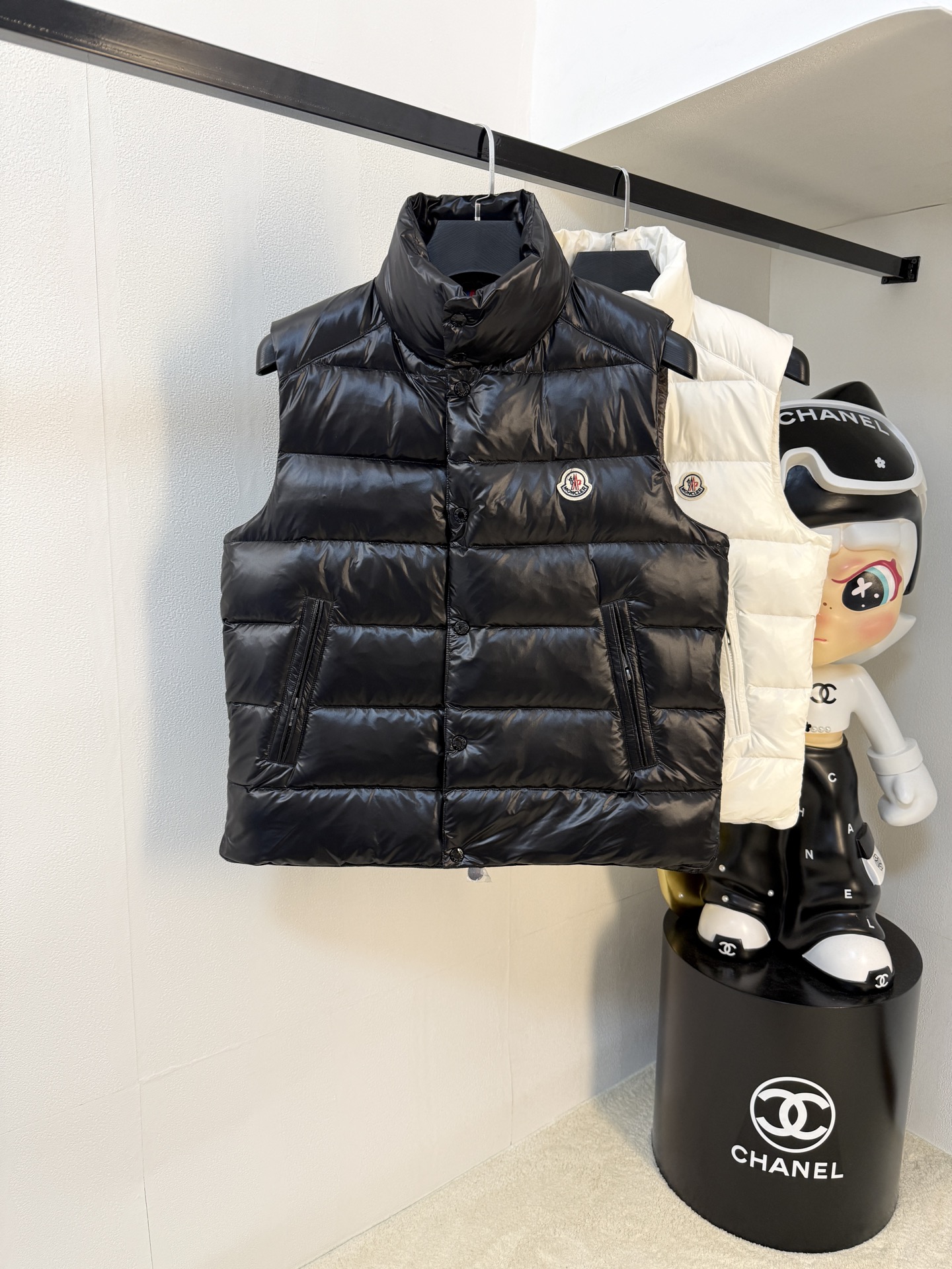 NO:600676,Down Jacket-Mon*** 2025 exclusive for autumn and winter new hooded down jackets and vests. The trading company has rare channels. It is a must-have warm item for cooling weather. It can be worn for daily life or outdoor sports. It gives people a different visual effect.  Wear-resistant, scratch-resistant and easy to care for, the interior is filled with 95 Euro standard high-quality white goose down. It is paired with large square quilting technology to create a fluffy and plump overall effect. It also has a strong thermal insulation and temperature locking effect, so that you are not afraid of the cold outdoor weather in autumn and winter! Sizes 1-6, Moncler, down jacket, hats, alexander wang19860909羽绒服-Mon***蒙口 2025独家专供秋冬新款连帽羽绒服马甲贸易公司渠道稀出,降温天气必备的保暖单品、不论是日常还是户外运动都能穿.给人不一样的视觉效果 耐磨防刮易打理,内里配置95欧标优质白鹅绒埴充,在搭配大方格绗缝工艺、打造蓬松饱满的整体效果,兼顾强悍的保暖锁温效果,让你无惧秋冬季寒冷的户外天气!尺码1-6码,,Moncler,down jacket,hats,alexander wang,Men's clothing