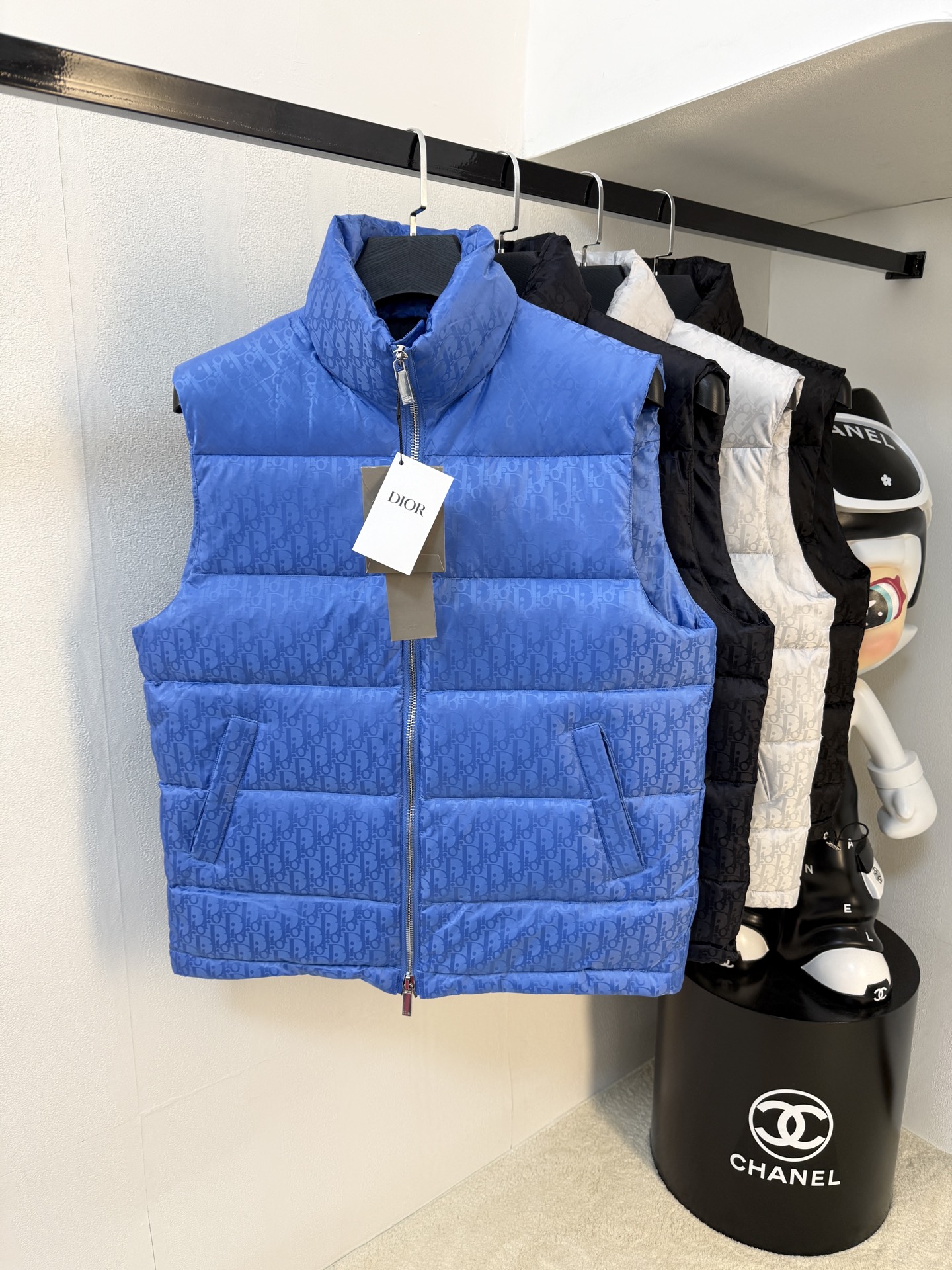 NO:600673,Down Jacket - Dior's 2025 exclusive new hooded down jacket and vest for autumn and winter. The trading company's channels are rare. It is a necessary warm item for cooling down the weather. It can be worn for daily life or outdoor sports. It gives people a different visual effect.  Wear-resistant, scratch-resistant and easy to care for, the interior is filled with 95 Euro standard high-quality white goose down. It is paired with large square quilting technology to create a fluffy and plump overall effect. It also has a strong thermal insulation and temperature locking effect, so that you are not afraid of the cold outdoor weather in autumn and winter! Sizes 46-56, dior, down jacket, hats, alexander wang19860909羽绒服-迪奥2025独家专供秋冬新款连帽羽绒服马甲贸易公司渠道稀出,降温天气必备的保暖单品、不论是日常还是户外运动都能穿.给人不一样的视觉效果 耐磨防刮易打理,内里配置95欧标优质白鹅绒埴充,在搭配大方格绗缝工艺、打造蓬松饱满的整体效果,兼顾强悍的保暖锁温效果,让你无惧秋冬季寒冷的户外天气!尺码46-56,,dior,down jacket,hats,alexander wang,Men's clothing