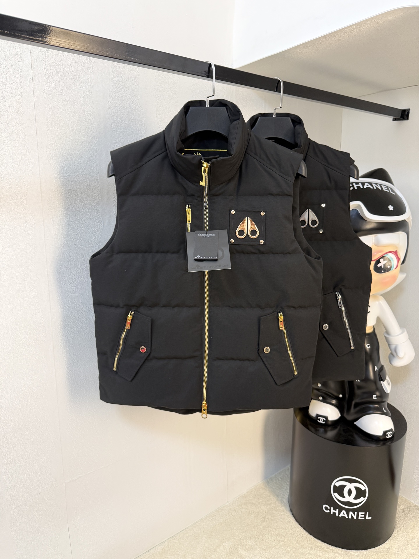 NO:600684,Canada Scissors 25SS metal LOGO rivet down jacket vest, top version, ultra-high weight, average down filling 280G, super thick!  Top fluffy!  Top quality!  It restores the best down filling on the Internet and is super thick and warm, distinguishing groceries on the market. The shop owner is a northerner himself, which greatly solves the pain point of southern products that do not understand the northern winter. It is not stingy at all. It must be stuffed and bulging. It is exactly the same thickness as ZP. I guarantee you will not feel it when standing in the snow with heavy snow in winter. Even if you are wrapped in a quilt, it may not keep you warm!  To sum it up, 'You can't find a thicker and warmer down vest than this one except mine' - Large size with more than 350 grams of down filling, three layers of lining for protection without velvet - Original purchased and developed, sold on the official website for 10,000+ - The large body fabric is made of ZP pattern, which is waterproof and stain-resistant - After fabric inspection, it is made using KP-LS fully automatic mechanical special woven fabric machine - Authentic YKK customized zipper, metal scissors, metal rivet reinforcement -  Complete three-label accessories, hang tag, scissors logo original customization - the whole dress is very cumbersome, silhouette tailoring, original size - absolute 1:1 high version, size S-XXL,, down jacket, alexander wang19860909加拿大剪刀25SS 金属LOGO铆钉羽绒服马甲 顶级版本超高克重平均充绒量280G 超厚！顶级蓬松！ 顶级品质！还原全网最顶级充绒量超厚超保暖,区分市面杂货. 店主北方人亲自操刀 大大解决了南方出品不懂北方冬天的痛点 完全不吝啬 必须是塞满 塞的鼓鼓囊囊 和ZP一模一样的厚重 冬天鹅毛大雪站在雪地里我保证你没有感觉 裹棉被都不一定有它保暖 ！总结下来就是一句话“除了我家你找不到比这更厚更保暖的羽绒马甲” — 大码充绒量350克以上 三层里布防护不钻绒 — 原版购入开发 官网在售10000+ — 大身面料采用ZP打版, 防水耐脏 — 验布后使用KP-LS全自动机械特种梭织拉布机制作 —正品YKK定制拉链 金属剪刀,金属铆钉加固 — 三标辅料 齐全 吊牌 剪刀logo原版定制 — 整件衣服非常繁琐 廓形剪裁 原版尺码 — 绝对的1:1高版本 码数S-XXL,,down jacket,alexander wang,Men's clothing