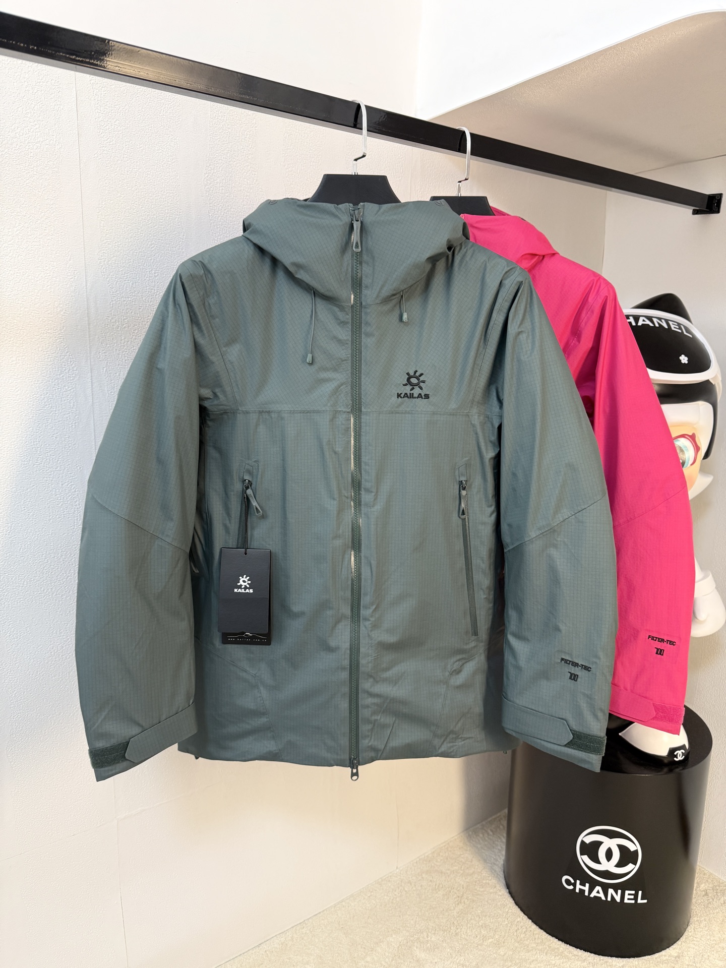 NO:600667,Kolon embroidery 25ss new autumn and winter goose down jacket. Original 1:1 customized hardware accessories, all imported and original customization. Welcome to compare at the counter. Absolutely high quality. Use top 95 fill-down goose down. Super soft. Fill-in feathers are fluffy and full. Super heavy fabrics, perfect workmanship. Pay attention to the fabrics are super comfortable. Exclusive model. Non-market goods. Same sizes for men and women, S-2XL, down jacket, alexander wang.19860909可隆刺绣25ss秋冬新款鹅绒羽绒服 原版1:1订制五金配件全进口原版定制 欢迎专柜对比 绝对的高品质 采用顶级95充绒量鹅绒 超柔软 充羽量蓬松饱满 超级重面料做工杠杠的版型完美 注意面料超舒服 独家款 非市场货 男女同款尺码S-2XL,,down jacket,alexander wang,Men's clothing