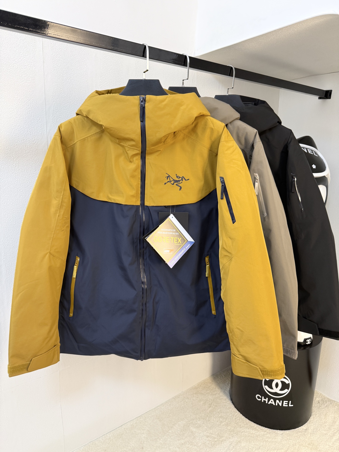 NO:600672,Archaeopteryx embroidered 25ss new goose down jacket for autumn and winter. Original 1:1 customized hardware accessories, all imported and original customization. Welcome to compare at the counter. Absolutely high quality. Made of top 95 fill-down goose down. Super soft. Filled with feathers. Fluffy and full. Super-heavy fabric. Perfect workmanship. Pay attention to the fabric. Super comfortable. Exclusive model. Not available in the market. Same size for men and women. S-2XL, arc'teryx, down jacket, alexander wang19860909始祖鸟刺绣25ss秋冬新款鹅绒羽绒服 原版1:1订制五金配件全进口原版定制 欢迎专柜对比 绝对的高品质 采用顶级95充绒量鹅绒 超柔软 充羽量蓬松饱满 超级重面料做工杠杠的版型完美 注意面料超舒服 独家款 非市场货 男女同款尺码S-2XL,arc'teryx,down jacket,alexander wang,Men's clothing