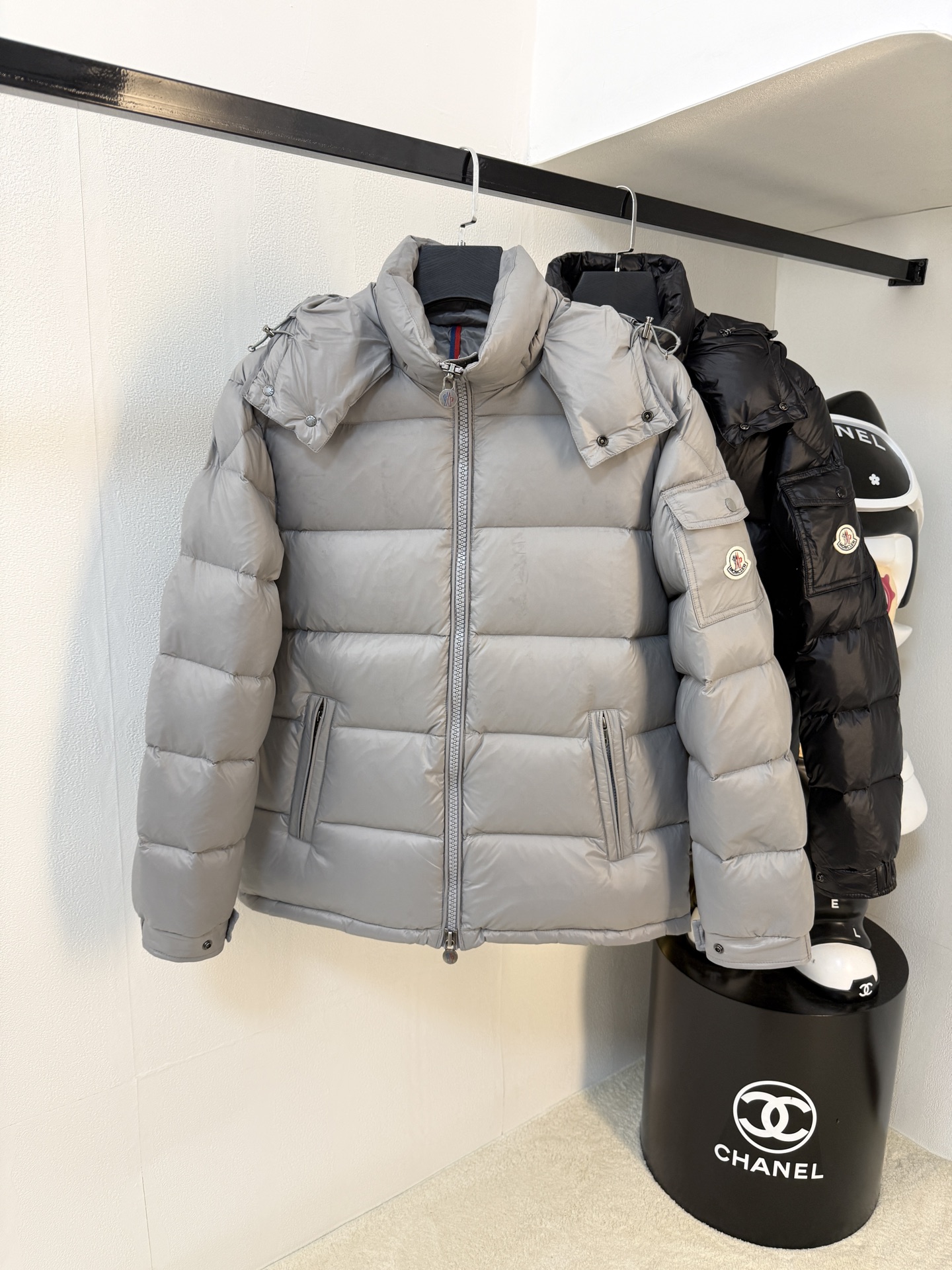 NO:600681,Mengkou 25ss autumn and winter new goose down down jacket [with removable hat] original 1:1 customized hardware accessories are all imported and original customization. Welcome to compare at the counter. Absolutely high quality. Use top 95 fill-down goose down. Super soft. Full and fluffy. Super-heavy fabric. Perfect workmanship. Pay attention to the fabric. Super comfortable. Exclusive model. Non-market goods. Same size for men and women 1-6, Moncler, down jacket, hats, alexander wang19860909蒙口25ss秋冬新款鹅绒羽绒服【帽子可拆卸】原版1:1订制五金配件全进口原版定制 欢迎专柜对比 绝对的高品质 采用顶级95充绒量鹅绒 超柔软 充羽量蓬松饱满 超级重面料做工杠杠的版型完美 注意面料超舒服 独家款 非市场货 男女同款尺码1-6,,Moncler,down jacket,hats,alexander wang,Men's clothing