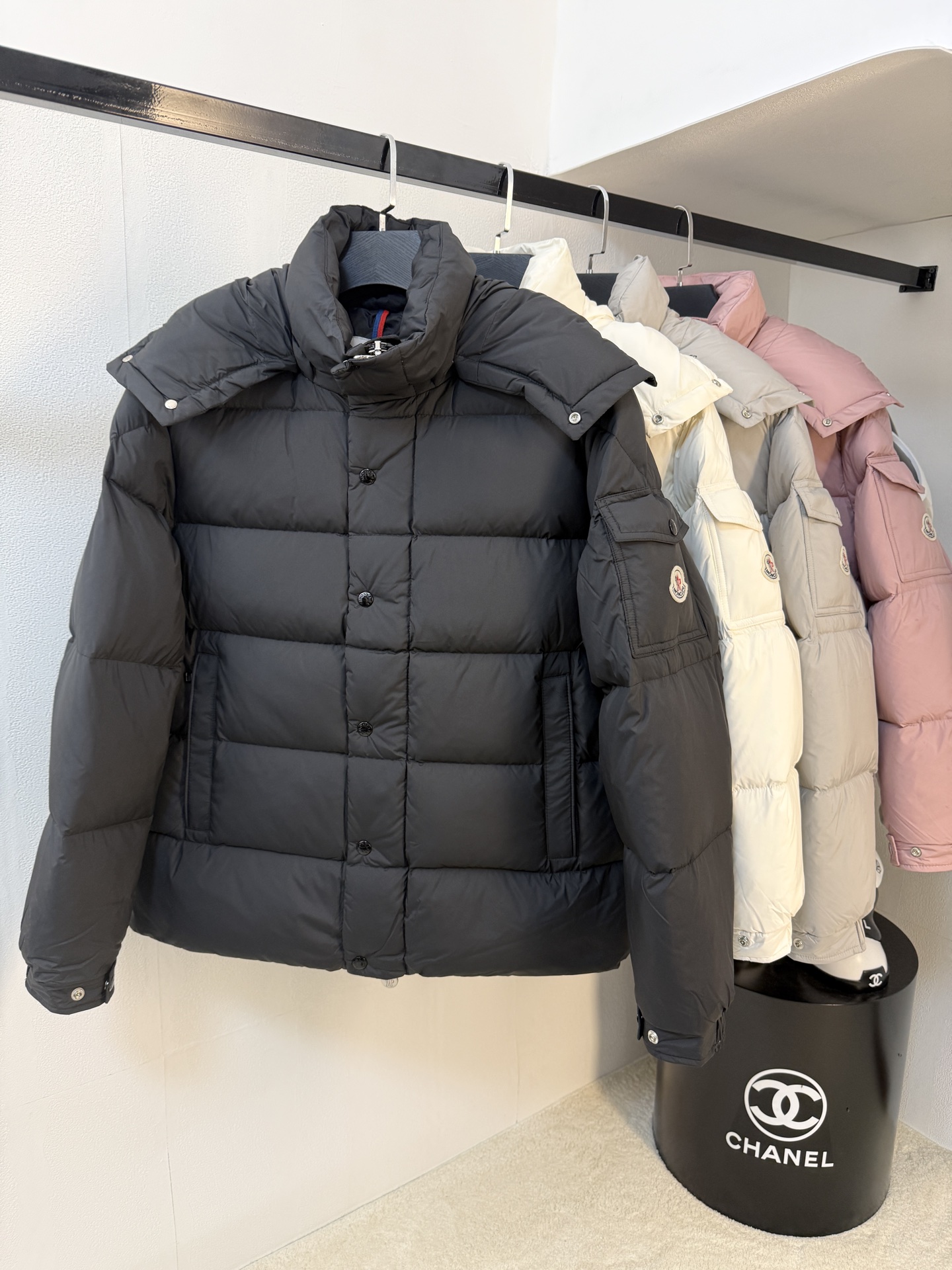 NO:600678,Mengkou 25ss new autumn and winter goose down jacket [with detachable hat] original 1:1 customized hardware accessories are all imported and original customization. Welcome to compare at the counter. Absolutely high quality. Use top 95 fill-down goose down. Super soft. Full and fluffy. Super-heavy fabric. Perfect workmanship. Pay attention to the fabric. Super comfortable. Exclusive model. Non-market goods. Same size for men and women. 0-4, Moncler, down jacket, hats, alexander wang19860909蒙口25ss秋冬新款鹅绒羽绒服【帽子可拆卸】原版1:1订制五金配件全进口原版定制 欢迎专柜对比 绝对的高品质 采用顶级95充绒量鹅绒 超柔软 充羽量蓬松饱满 超级重面料做工杠杠的版型完美 注意面料超舒服 独家款 非市场货 男女同款尺码0-4,,Moncler,down jacket,hats,alexander wang,Men's clothing