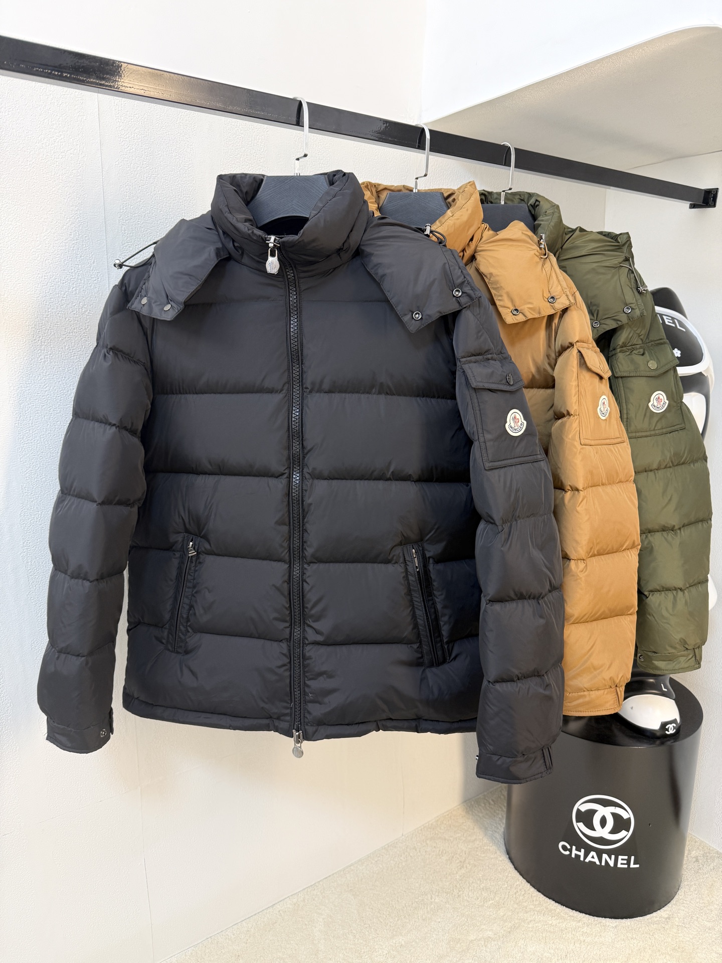 NO:600675,Mengkou 25ss autumn and winter new goose down down jacket [with removable hat] original 1:1 customized hardware accessories are all imported and original customization. Welcome to compare at the counter. Absolutely high quality. Use top 95 fill-down goose down. Super soft. Full and fluffy. Super-heavy fabric. Perfect workmanship. Pay attention to the fabric. Super comfortable. Exclusive model. Non-market goods. Same size for men and women 1-6, Moncler, down jacket, hats, alexander wang19860909蒙口25ss秋冬新款鹅绒羽绒服【帽子可拆卸】原版1:1订制五金配件全进口原版定制 欢迎专柜对比 绝对的高品质 采用顶级95充绒量鹅绒 超柔软 充羽量蓬松饱满 超级重面料做工杠杠的版型完美 注意面料超舒服 独家款 非市场货 男女同款尺码1-6,,Moncler,down jacket,hats,alexander wang,Men's clothing