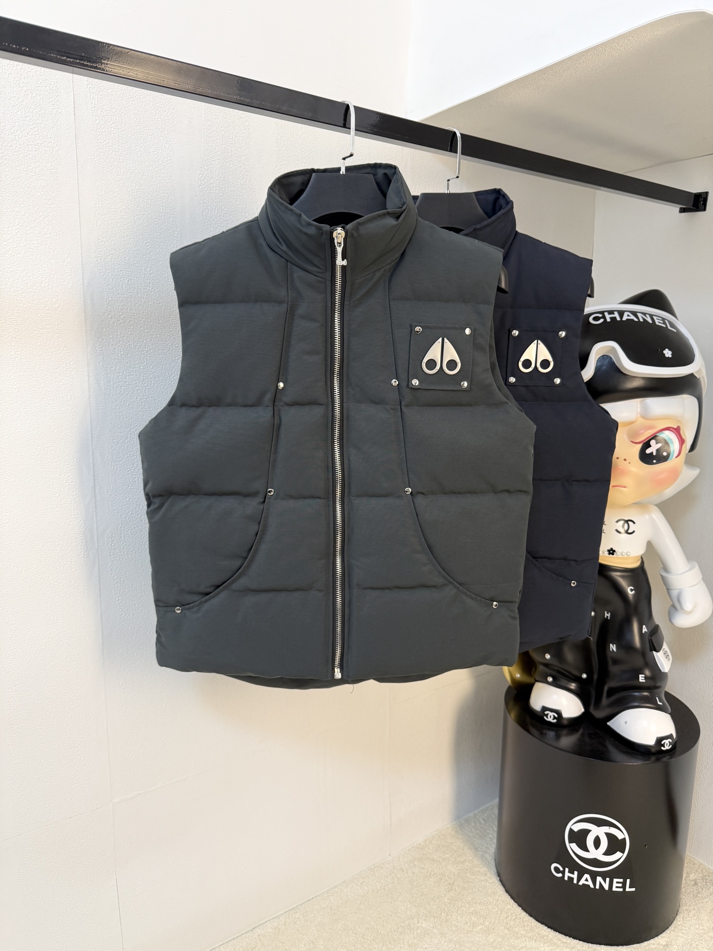 NO:600696,Canadian Scissors 25SS metal LOGO rivet down jacket vest, top version, ultra-high weight, average down filling 280G, super thick!  Top fluffy!  Top quality!  It restores the best down filling on the Internet and is super thick and warm, distinguishing groceries on the market. The shop owner is a northerner himself, which greatly solves the pain point of southern products that do not understand the northern winter. It is not stingy at all. It must be stuffed and bulging. It is exactly the same thickness as ZP. I guarantee you will not feel it when standing in the snow with heavy snow in winter. Even if you are wrapped in a quilt, it may not keep you warm!  To sum it up, 'You can't find a thicker and warmer down vest than this one except mine' - Large size with more than 350 grams of down filling, three layers of lining for protection without velvet - Original purchased and developed, sold on the official website for 10,000+ - The large body fabric is made of ZP pattern, which is waterproof and stain-resistant - After fabric inspection, it is made using KP-LS fully automatic mechanical special woven fabric machine - Authentic YKK customized zipper, metal scissors, metal rivet reinforcement -  Complete three-label accessories, hang tag, scissors logo original customization - the whole dress is very cumbersome, silhouette tailoring, original size - absolute 1:1 high version, size S-XXL,, down jacket, alexander wang19860909加拿大剪刀25SS 金属LOGO铆钉羽绒服马甲 顶级版本超高克重平均充绒量280G 超厚！顶级蓬松！ 顶级品质！还原全网最顶级充绒量超厚超保暖,区分市面杂货. 店主北方人亲自操刀 大大解决了南方出品不懂北方冬天的痛点 完全不吝啬 必须是塞满 塞的鼓鼓囊囊 和ZP一模一样的厚重 冬天鹅毛大雪站在雪地里我保证你没有感觉 裹棉被都不一定有它保暖 ！总结下来就是一句话“除了我家你找不到比这更厚更保暖的羽绒马甲” — 大码充绒量350克以上 三层里布防护不钻绒 — 原版购入开发 官网在售10000+ — 大身面料采用ZP打版, 防水耐脏 — 验布后使用KP-LS全自动机械特种梭织拉布机制作 —正品YKK定制拉链 金属剪刀,金属铆钉加固 — 三标辅料 齐全 吊牌 剪刀logo原版定制 — 整件衣服非常繁琐 廓形剪裁 原版尺码 — 绝对的1:1高版本 码数S-XXL,,down jacket,alexander wang,Men's clothing