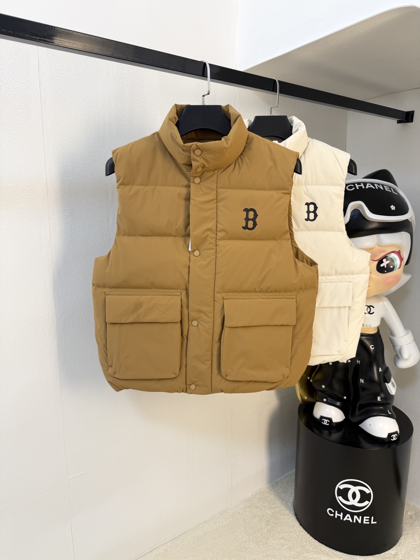 NO:600693,NB's new autumn and winter down vest is paired with sweaters and sweatshirts to keep warm without any sense of restraint. It is made of national standard 95 white duck down, which is light and elegant and gives you all-round warmth!  The appearance of the upper body is more classy and stylish, allowing warmth and grace to go hand in hand. The multiple car lines on the center line are strictly symmetrical, keeping warm and waiting. The logo on the chest is embellished with the entire vest!  The unique flavor penetrates deep into the bone marrow. It reduces age and keeps you warm. It feels simple and elegant. Same style for men and women. Size XS-2XL, hoodie, sweatshirts, sweaters, down jacket, alexander wang19860909NB秋冬新款羽绒马甲 搭配毛衣 卫衣 保暖同时毫无束缚感 采用国标95白鸭绒 轻薄飘逸 给你全方位的温暖！ 上身颜值更有水准的洋气 让温暖和风度同行 中心线多重车线呈严整对称 谨守温馨守候 胸前logo点缀着整件马甲！ 独特之味道深入骨髓.减龄又十足保暖 既视感简单大气 男女同款 码数XS-2XL,,hoodie,sweatshirts,sweaters,down jacket,alexander wang,Men's clothing