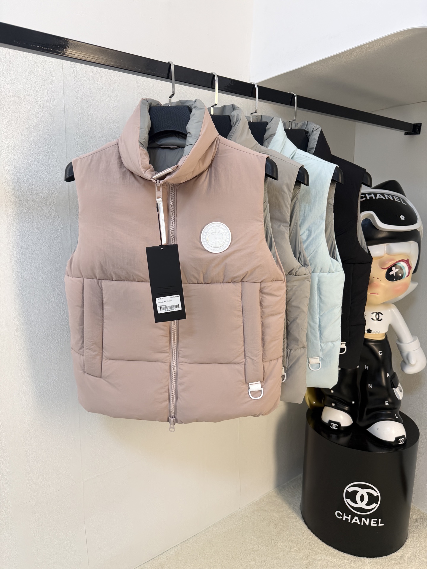 NO:600679,Canada Goose's new autumn and winter down vest is paired with sweaters and sweatshirts to keep you warm without any sense of restraint. It is made of national standard 95 white duck down, which is light and elegant and gives you all-round warmth!  The appearance of the upper body is more classy and stylish, allowing warmth and grace to go hand in hand. The multiple car lines on the center line are strictly symmetrical, keeping warm and waiting. The logo on the chest is embellished with the entire vest!  The unique flavor penetrates deep into the bone marrow. It reduces age and keeps you warm. It feels simple and elegant. Same style for men and women. Size XS-2XL, hoodie, sweatshirts, sweaters, down jacket, alexander wang19860909加拿大鹅 Canada Goose 秋冬新款羽绒马甲 搭配毛衣 卫衣 保暖同时毫无束缚感 采用国标95白鸭绒 轻薄飘逸 给你全方位的温暖！ 上身颜值更有水准的洋气 让温暖和风度同行 中心线多重车线呈严整对称 谨守温馨守候 胸前logo点缀着整件马甲！ 独特之味道深入骨髓.减龄又十足保暖 既视感简单大气 男女同款 码数XS-2XL,,hoodie,sweatshirts,sweaters,down jacket,alexander wang,Men's clothing