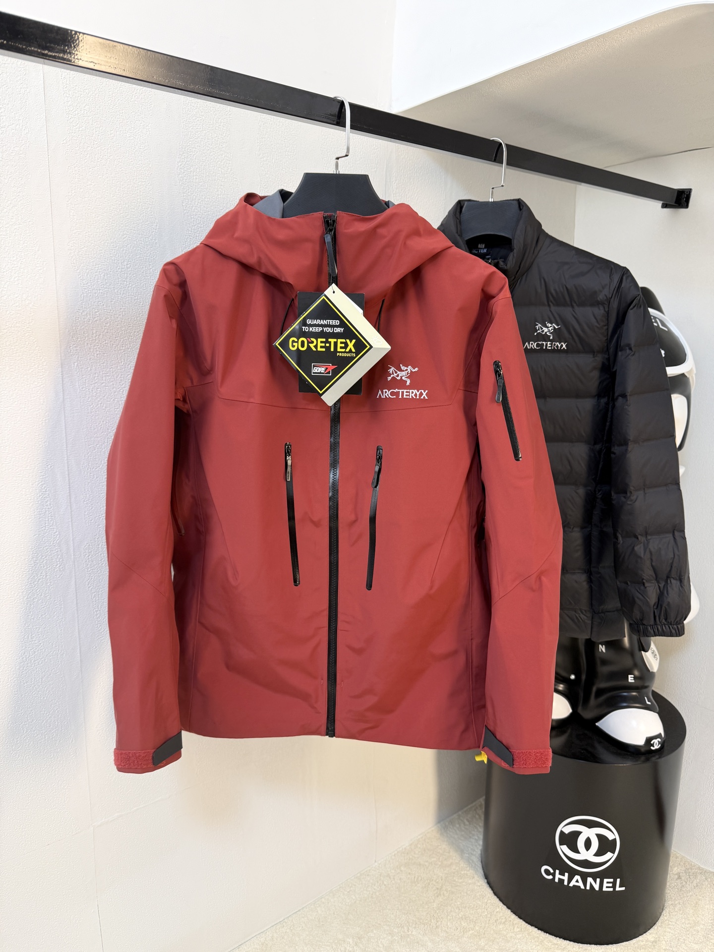 NO:594999,[Arc'teryx] Three-in-one functional outdoor performance with chest embroidery, windproof, rainproof, 90 velvet, ARCTERYX Arc'teryx hard-shell top-grade heat-sealed version of the jacket. Self-purchased ZP pattern making. All data. Accessories. Full set of accessories customized. Whole garment. YKK two-way zippers under the arms. All hardware is custom molded. Analysis of tag book instructions. Multi-link washing.  This jacket has a simple and versatile design that provides the performance required in alpine environments. It is thin and wear-resistant, windproof, waterproof and breathable, making it suitable for a variety of activities. The helmet-compatible S hood provides good protection without affecting vision, zippered hand pockets for easy access to items, zippers under the arms for quick ventilation, and a spliced design for freedom of movement. Multi-purpose garment suitable for a variety of activities and environments. Lightweight High-performance, simple design, lightweight and wear-resistant.  GORE-TEX waterproof, windproof, breathable fabric provides multi-faceted protection. Traditional bellows reverse entry alpine pocket set high, VISLON center front zipper, adjustable Velcro cuff tabs, ZiP-in compatible with sizes S-2XL, arc'teryx, jackets & coats, hats, alexander wang19860909【始祖鸟】 胸前刺绣三合一功能性户外性能 防风,防雨,90绒,ARCTERYX 始祖鸟硬壳顶级 热封版本冲锋衣 自购ZP打版 所有数据 辅料 全套辅料定制 整衣 腋下YKK双向拉链,五金全部开模定制,吊牌书说明解析 ,多联水洗. 这款夹克设计简洁而通用,可提供高山环境所需的性能,轻薄而耐磨,防风、防水且透气,适合多种活动穿着. 头盔兼容S兜帽防护良好且不影响视线,插手口袋设有拉链,便于取放物品,腋下拉链便于快速通风,拼接设计使活动自如. 多用途服装适用于多种活动和环境. 轻量 高性能的简约设计,轻量而耐磨. GORE-TEX防水、防风、透气面料可提供多面防护. 传统风琴交叉反向进入高山口袋设置在高位,VISLON中央正面拉链,可调节Velcro袖口魔术贴标签,兼容ZiP-in码数 S-2XL,arc'teryx,jackets & coats,hats,alexander wang,Men's clothing