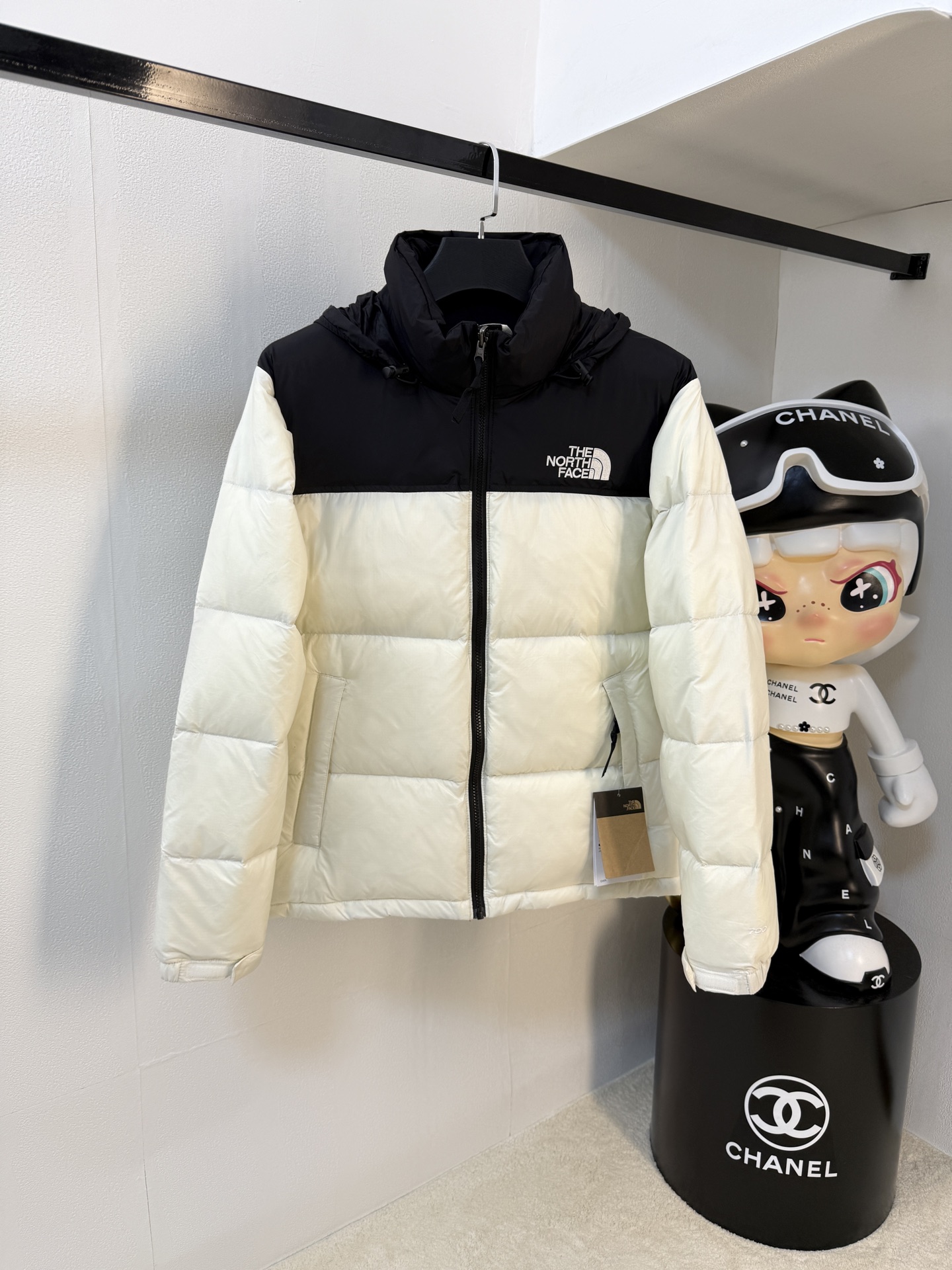 NO:595011,Down Jacket Top Original | North Face 1996 Nuptse Classic/North Face Down Jacket Size XS S M L  'The logo is taken from Half Dome, a half-circle mountain in Yosemite National Park in the United States. This is also the ultimate goal for rock enthusiasts to climb granite. The top original replica version refers to the highest version in China (there is no one) (it is a piece of craftsmanship that is ZP's clothing when put in the counter) 1  Imported barudan/Behringer embroidery machine customizes 10,000-needle electric embroidery, using imported No. 7 needles and imported embroidery thread to ensure that each word is full, three-dimensional and clear. It can be called the most expensive embroidery logo! 2. It is filled with national standard 95 white duck down, which has better thermal insulation performance, is light and not heavy, and has good loft recovery after compression!  3. Original custom-made 40D plaid four-level waterproof fabric, exclusively using the original single-layer fabric method [non-market currency with gallbladder inside]. The use of single-layer fabric has tested that the fabric and down must meet the standards to prevent velvet and ensure the feel and bulk. The interior is made of nylon double-layer sealing design, which will not cause any velvet phenomenon. The adjustable hem with built-in drawstring buckle can prevent wind and cold!  4. Zippers are custom-made by Yoshida YKK, with clear engravings and perfect smooth texture. 5. Accessories and buttons are made of the same copper core springs as the original ones [non-commercial iron core springs]. North Face Down Jackets, don’t brag, there is almost no one that can do better than us! We carefully make an original product, so that every customer has the confidence to introduce to his customers that this is the top replica version in China. Good products do not need too many soft articles to set off, only junk products will brag about the original ZP.  Use thousands of words to impress consumers! Although it is F goods, it is not inferior to ZP! ,,The North Face,down jacket,alexander wang!19860909羽绒服 顶级原版  ｜北面1996 Nuptse 经典款/北面羽绒服 码数XS S M L XL XXL  '的字面含义为山的最寒冷、最艰难一面.它也是 '的产品能够发挥功能的地方.  .一直致力支持去发现亲近自然.赞助探险家们去征服那些遥远的,人类尚不可触及的角落. '的标识,取自于美国Yosemite优胜美地国家公园内的半圆页山Half Dome,这也是等岩爱好者们擎爬花岗石的终极目标. 顶级原版复刻版本就是指目前国内最高版本（没有之一）（匠心做一件放到专柜就是ZP的衣服） 1 进口barudan/百灵达绣花机定制万针电绣,采用进口7号针,进口绣线,保证每字饱满、立体、清晰,可称最贵绣标！ 2采用国标95白鸭绒填充,保暖性能更出色,轻便不厚重,压缩后的蓬松度恢复性好！ 3原厂定制40D格子四级防水布料,独家采用原版一致单层布料做法【非市面通货内加胆布】,采用单层布料考验了布料及羽绒必须要达标,防止跑绒,并保证手感及膨松度,内里采用尼龙nylon双重双层封禁设计,不会出现任何跑绒现象,内置抽拉绳扣的可调节下摆,可防风防寒！ 4拉链采用吉田YKK原厂定制,刻字清晰,质感完美顺滑. 5辅料及扣子均采用原版一样铜芯弹簧【非市面铁芯弹簧】 北面羽绒服,不吹嘘,目前能比我们做的更好的几乎没有！ 用心做一件原版产品,让每一位客户有底气去给他的客户介绍说这个是国内最顶级复刻版本. 好的产品不需要过多软文去衬托, 只有垃圾产品才会吹嘘原单ZP 用洒洒洋洋几千字来打动消费者！ 虽是F货但不输ZP！,,The North Face,down jacket,alexander wang,Men's clothing