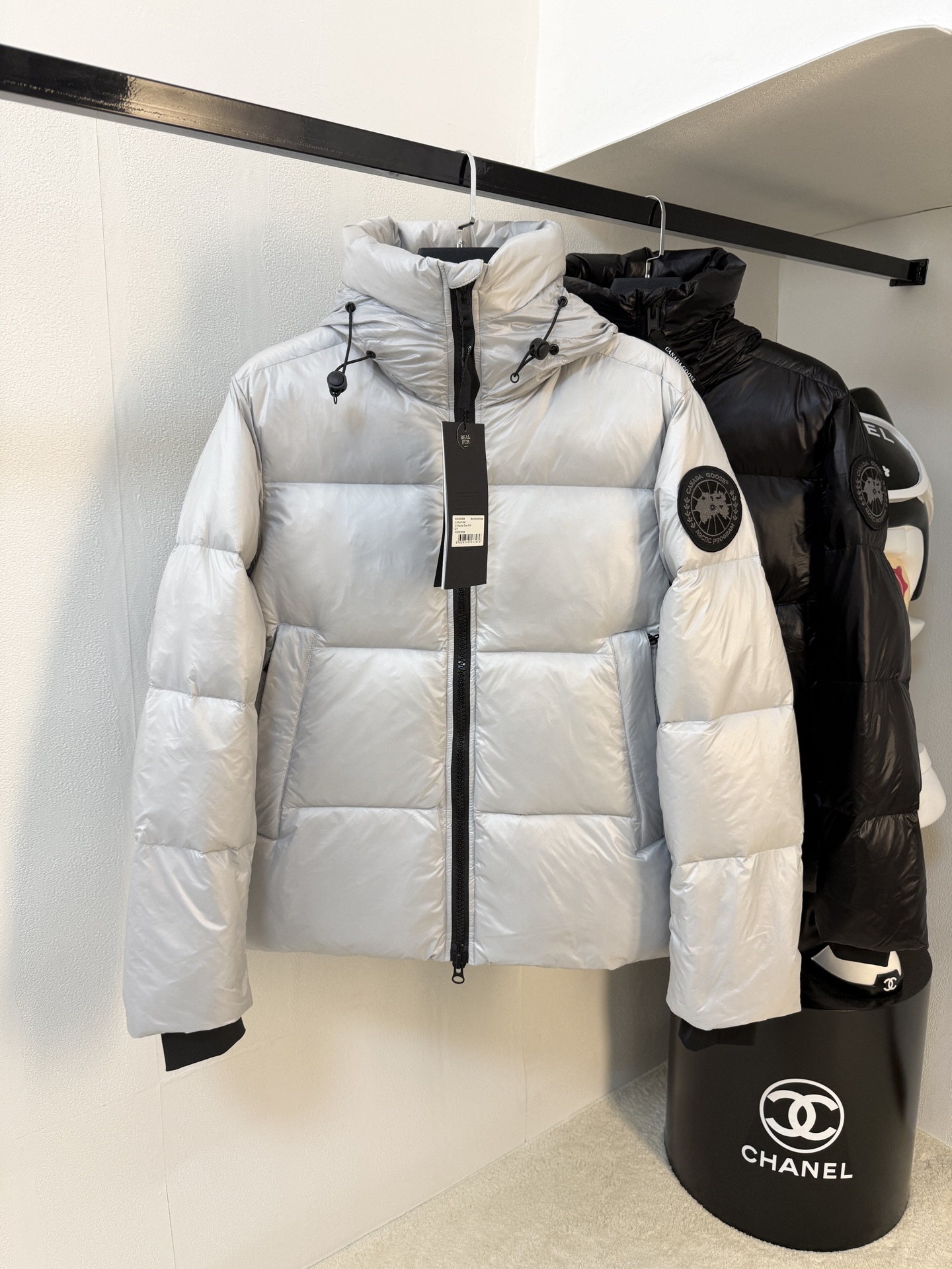 NO:594993,Canada Goose's new autumn and winter down jackets are paired with sweaters and sweatshirts to keep you warm without any sense of restraint. They are made of national standard 95 white duck down, which is light and elegant and gives you all-round warmth!  The appearance of the upper body is more classy and stylish, allowing warmth and grace to go hand in hand. The multiple car lines on the center line are strictly symmetrical, keeping warm and waiting. The logo on the chest is embellished with the entire vest!  The unique flavor goes deep into the bone marrow. It reduces age and keeps you warm. It feels simple and elegant. Same style for men and women. Size S-2XL, hoodie, sweatshirts, sweaters, down jacket, alexander wang19860909加拿大鹅 Canada Goose 秋冬新款羽绒服 搭配毛衣 卫衣 保暖同时毫无束缚感 采用国标95白鸭绒 轻薄飘逸 给你全方位的温暖！ 上身颜值更有水准的洋气 让温暖和风度同行 中心线多重车线呈严整对称 谨守温馨守候 胸前logo点缀着整件马甲！ 独特之味道深入骨髓.减龄又十足保暖 既视感简单大气 男女同款 码数S-2XL,,hoodie,sweatshirts,sweaters,down jacket,alexander wang,Men's clothing