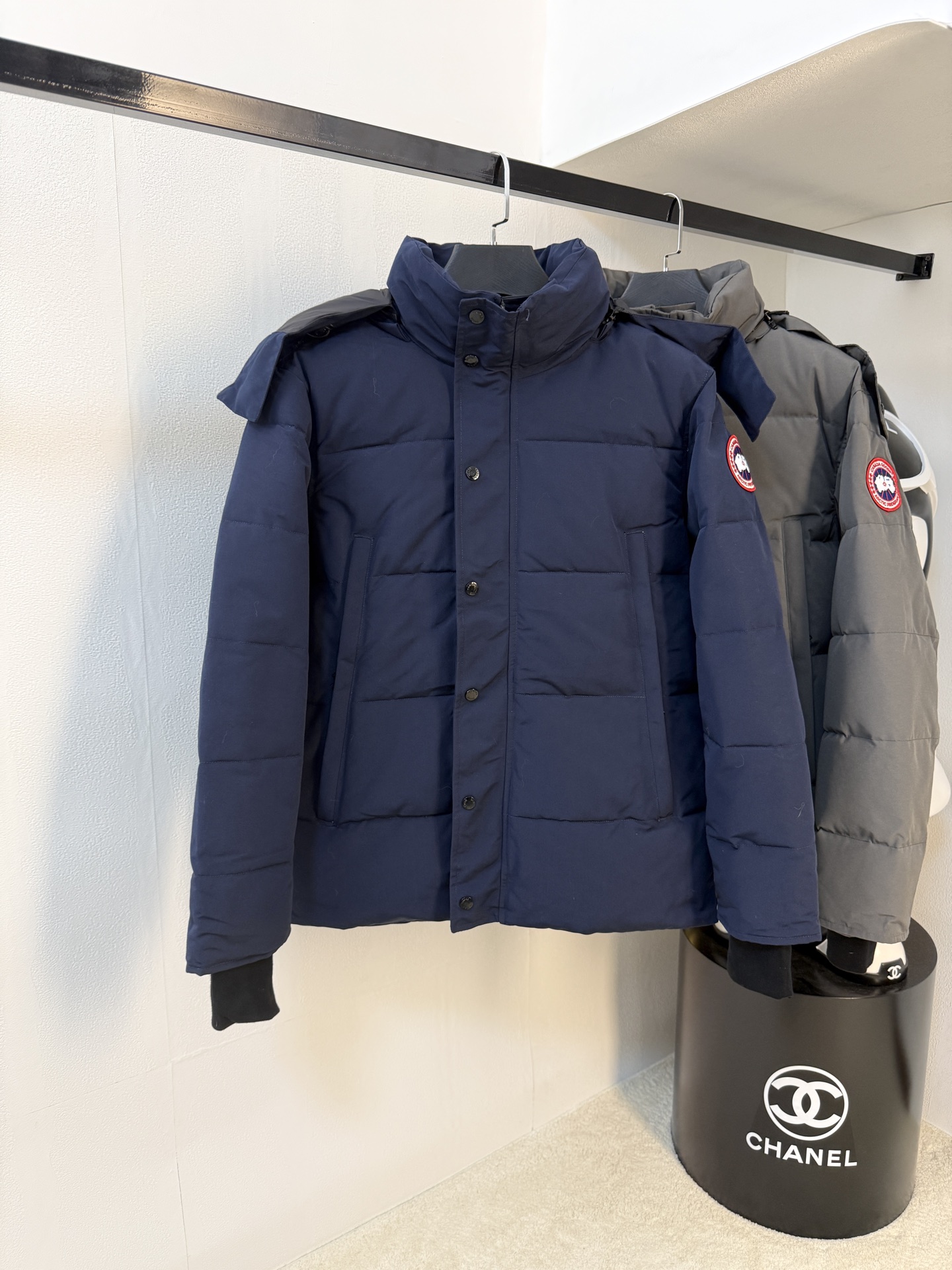 NO:594996,[CANADA.GOOSE] The top original New Expedition Limited Edition Parker Short Canada Goose is one of the most popular models of the Goose brand in winter!  You no longer have to worry about going to the street to wear clothes. Analysis of the top original big goose. Analysis 1 (wolf hair) guarantees that all customers receive fur collars that are grayer than the original color. Each wolf hair is 43cm long and 16cm wide, all made from wild first-grade gray wolf skins in western Canada!  Analysis 2 (Trademark) We use dyed embroidery thread to truly achieve 100% reproduction of the trademark, ensuring that the embroidery thread is exactly the same as ZP, with zero color difference and full map letters, and 100% true to version reproduction!  (We can guarantee that no one in our industry is more attentive and professional than us!) Analysis 3 (fabric) The new expedition model is composed of two fabrics, abandoning the old expedition 21-count all-round fabric!  The front piece is made of 18-count glue and the back piece (sleeves) is made of pongee wool plaid!  It ensures the comfort and fit of the upper body while ensuring the 5-level cold protection index, so that the fabric for the mouth is comfortable and the old expedition 5-level cold protection index. Analysis of the four (auxiliary materials) original one-to-one open mold landmine buckle/comma button/zipper embryo/four-button button/, washed label/custom-dyed cuff thread/  Authentic products are not 100% perfect and flawless. Authentic products also have velvet running off, and most of the authentic wolf fur is mainly Eastern yellow wolf fur, (because our wolf skins are all auctioned at the same auction house as the authentic products). There is an auction list to prove it. Note that some businesses in the production process add toxic waste silk, 50% down, feel velvet, etc. into the clothes in order to maximize profits!  But on the outside of the clothes, they use good fabrics and match them with good wolf fur. They say it is purchasing agent grade 90 white duck down, or even more exaggeratedly, it is white goose down, to fool the layman!  (Please consult the official Big Goose. All authentic styles are made of white duck down) Sizes XS-XXL, Moncler, alexander wang19860909【CANADA.GOOSE】顶级原版新远征限定款派克短款加拿大大鹅 冬季鹅牌最爆款没有之一！ 再也不用担心走到大街上撞衫了 顶级原版大鹅解析. 解析一（狼毛）保证所有客户收到的毛领都比正品颜色要更清灰,每一根狼毛43长16宽,全部由加拿大西部野生一级清灰狼皮制成！ 解析二（商标）我们采用订染的绣花线,真正的做到了百分百复刻商标,保证与ZP完全一致绣花线0色差满地图字母百分百对版还原！（我们敢保证没有任何一位同行比我们更用心更专业！） 解析三（面料）新远征款由两种面料组合放弃了老款远征21支全面料！前片采用18支过胶+后片（袖子）采用春亚纺呢绒格子布！在保证5级防寒指数的情况下又确保了上身的舒适与贴合度,做到蒙口的面料舒适和老款远征5级防寒指数. 解析四(辅料)原版一比一开模地雷扣/逗号扣/拉链胚/四合扣/,水洗标/订染袖口螺纹/ 正品并不是百分百完美无瑕疵,正品也有钻绒跑毛,而且正品的狼毛多数以东部黄狼毛为主,（因为我们的狼皮都是和正品同一个拍卖场拍卖的）有拍卖清单为证. 注一些商家在生产过程中为了利润最大化在衣服内充添有毒废丝,50绒,手感绒等！但在衣服外表却用好面料,搭配好狼毛,对外说是代购级90白鸭绒,甚至更夸张的说是白鹅绒,来忽悠门外汉！（可咨询官方大鹅所有款式正品均是采用白鸭绒）尺码XS-XXL,,Moncler,alexander wang,Men's clothing