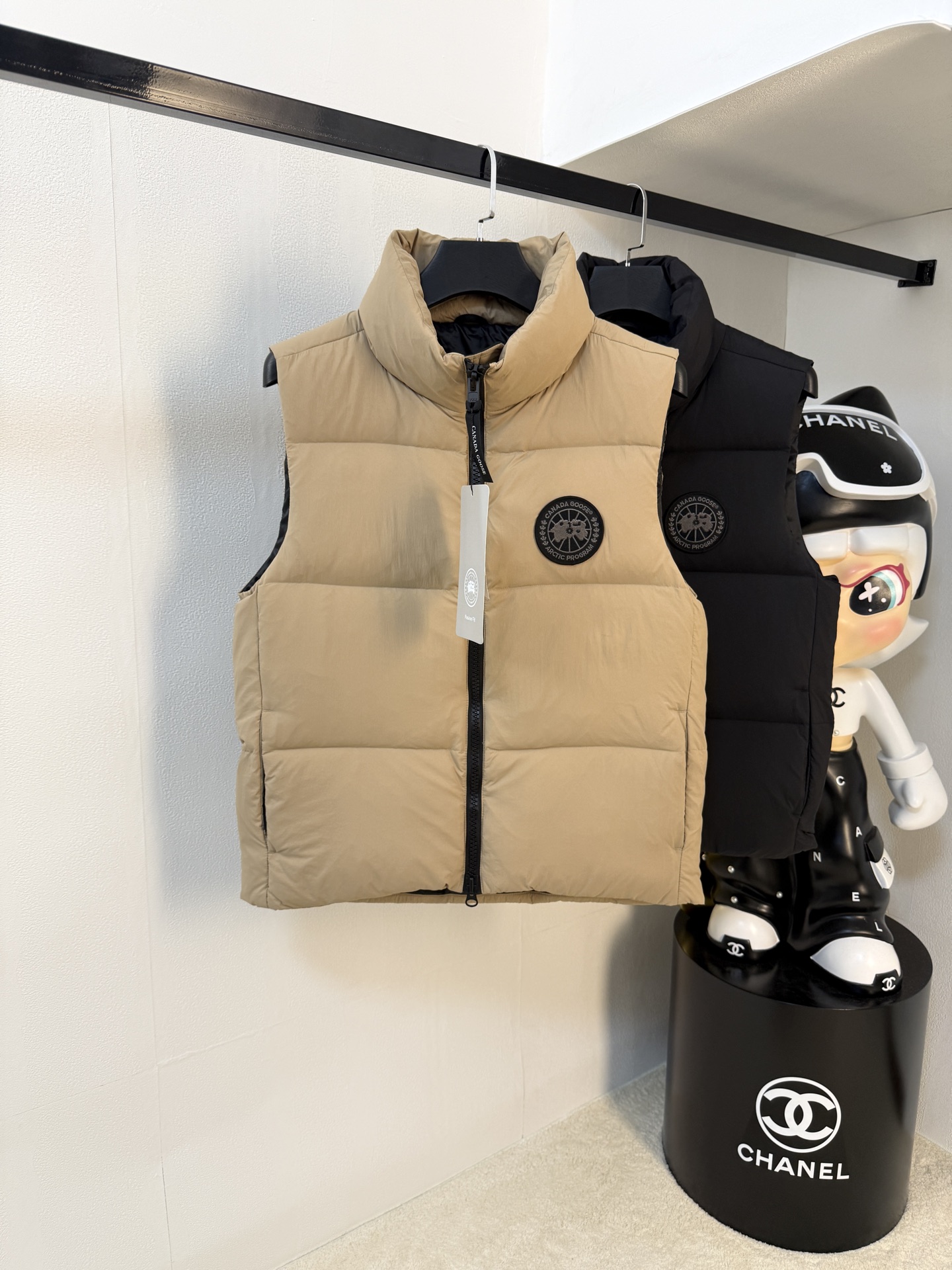 NO:595005,Canada Goose's new autumn and winter down vest is paired with sweaters and sweatshirts to keep you warm without any sense of restraint. It is made of national standard 95 white duck down, which is light and elegant and gives you all-round warmth!  The appearance of the upper body is more classy and stylish, allowing warmth and grace to go hand in hand. The multiple car lines on the center line are strictly symmetrical, keeping warm and waiting. The logo on the chest is embellished with the entire vest!  The unique flavor penetrates deep into the bone marrow. It reduces age and keeps you warm. It feels simple and elegant. Same style for men and women. Size XS-2XL, hoodie, sweatshirts, sweaters, down jacket, alexander wang19860909加拿大鹅 Canada Goose 秋冬新款羽绒马甲 搭配毛衣 卫衣 保暖同时毫无束缚感 采用国标95白鸭绒 轻薄飘逸 给你全方位的温暖！ 上身颜值更有水准的洋气 让温暖和风度同行 中心线多重车线呈严整对称 谨守温馨守候 胸前logo点缀着整件马甲！ 独特之味道深入骨髓.减龄又十足保暖 既视感简单大气 男女同款 码数XS-2XL,,hoodie,sweatshirts,sweaters,down jacket,alexander wang,Men's clothing