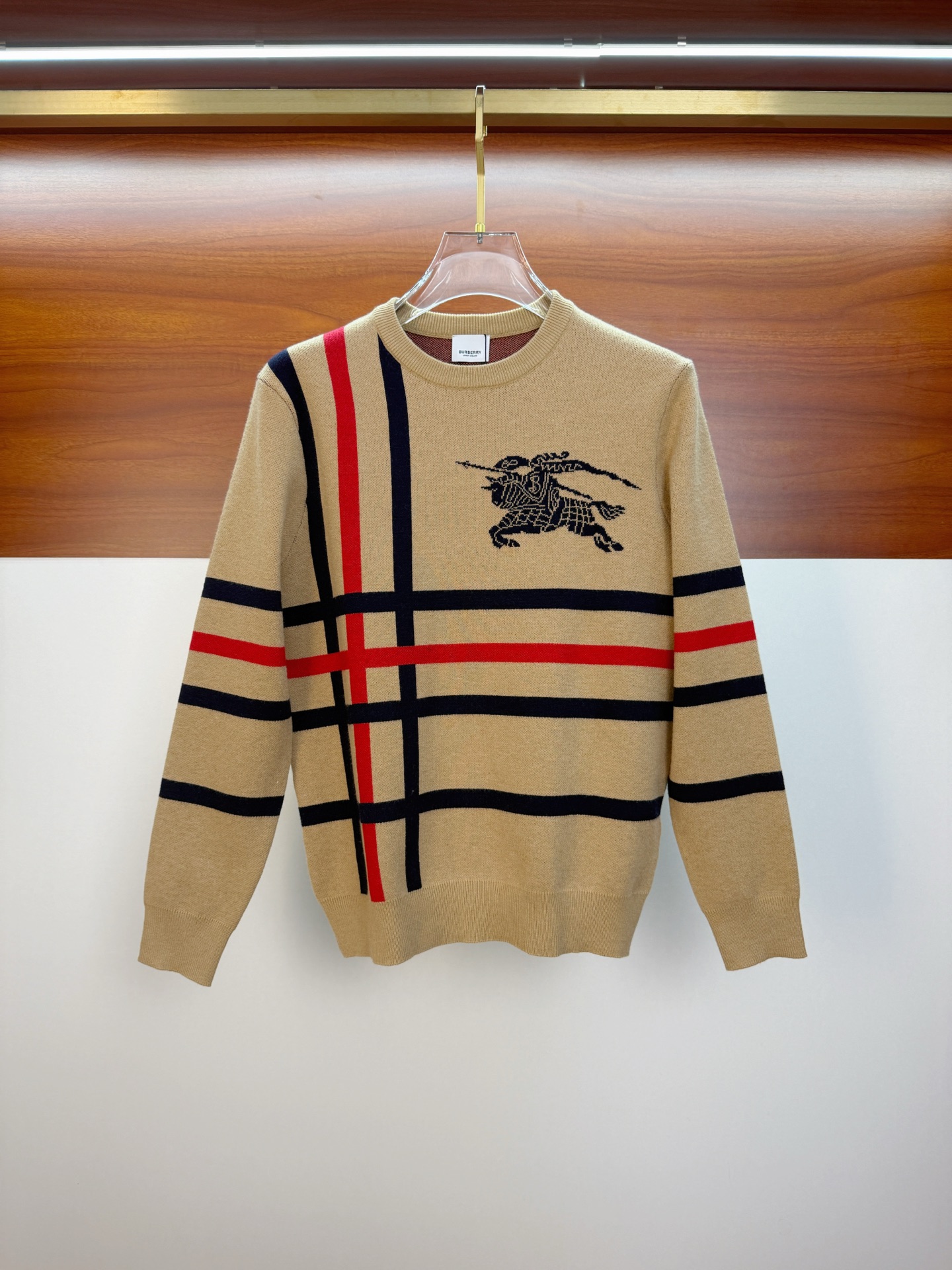 NO:601856,Burberry 25ss autumn and winter [new product] sweater is exclusively for sale, imported original technical wool worsted!  The fine knitting is integrated, and the color mixed weaving is purely handmade. The grade is extremely high, highlighting the taste and luxury of clothing. The craftsmanship is exquisite!  Customized original craftsmanship threaded upper body, extremely handsome, purchasing agent level counter, same style for men and women, size S-XL,,burberry,sweaters,alexander wang19860909巴宝莉25ss秋冬【新品】毛衣专供狠货,进口原版科技羊毛精纺！精细针织一体,色彩混织纯手工技艺呈现 档次极高,凸显衣着品味与奢华 工艺精湛！定制原版工艺螺纹上身帅到爆,代购级别专柜男女同款 码数S-XL,,burberry,sweaters,alexander wang,Men's clothing