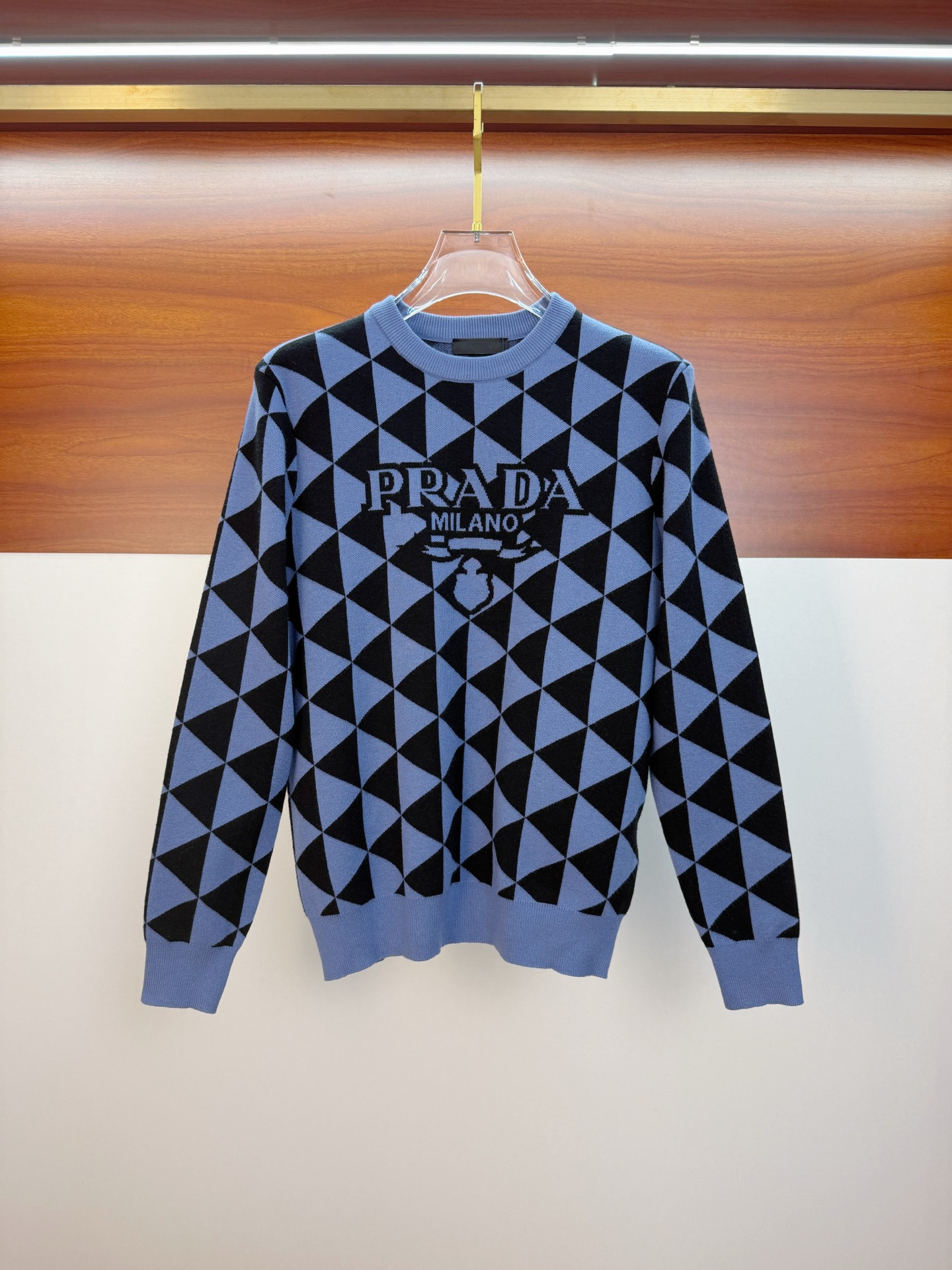 NO:601858,Prada 25ss Autumn and Winter [New Product] Sweater is exclusively for sale, imported original technical wool worsted!  The fine knitting is integrated, and the color mixed weaving is purely handmade. The grade is extremely high, highlighting the taste and luxury of clothing. The craftsmanship is exquisite!  Customized original craftsmanship threaded upper body, extremely handsome, purchasing agent level counter, same style for men and women, size S-XL, prada, sweaters, alexander wang19860909普拉达25ss秋冬【新品】毛衣专供狠货,进口原版科技羊毛精纺！精细针织一体,色彩混织纯手工技艺呈现 档次极高,凸显衣着品味与奢华 工艺精湛！定制原版工艺螺纹上身帅到爆,代购级别专柜男女同款 码数S-XL,,prada,sweaters,alexander wang,Men's clothing