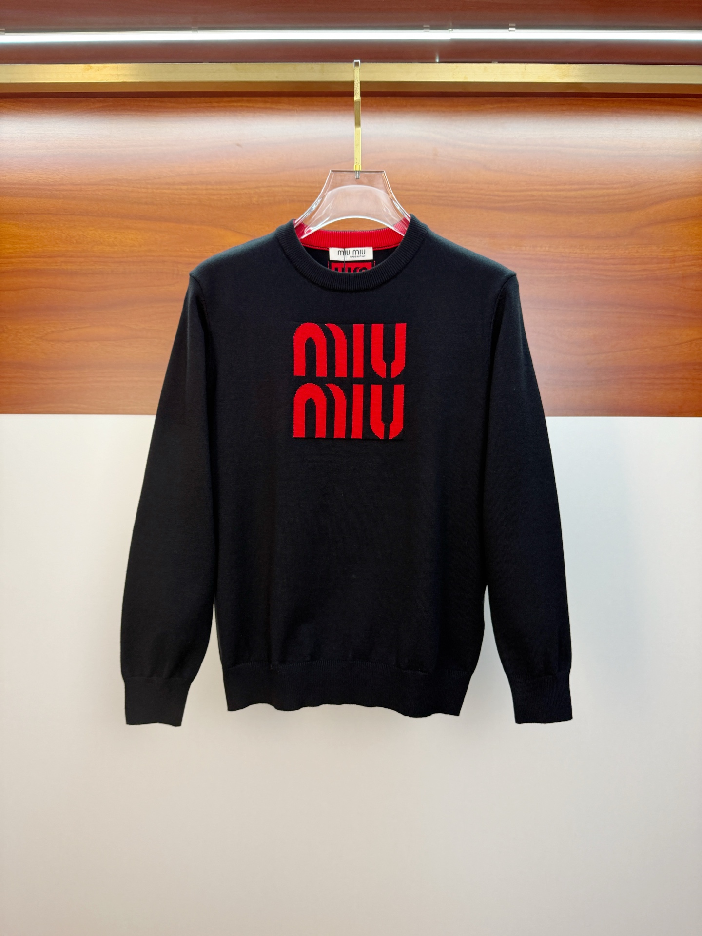 NO:601871,miumiu25ss autumn and winter [new product] sweaters are exclusively for hard goods, imported original technical wool worsted!  The fine knitting is integrated, and the color mixed weaving is purely handmade. The grade is extremely high, highlighting the taste and luxury of clothing. The craftsmanship is exquisite!  Customized original craftsmanship threaded upper body, extremely handsome, purchasing agent level counter, same style for men and women, size S-XL,,miumiu,sweaters,alexander wang19860909miumiu25ss秋冬【新品】毛衣专供狠货,进口原版科技羊毛精纺！精细针织一体,色彩混织纯手工技艺呈现 档次极高,凸显衣着品味与奢华 工艺精湛！定制原版工艺螺纹上身帅到爆,代购级别专柜男女同款 码数S-XL,,miumiu,sweaters,alexander wang,Men's clothing