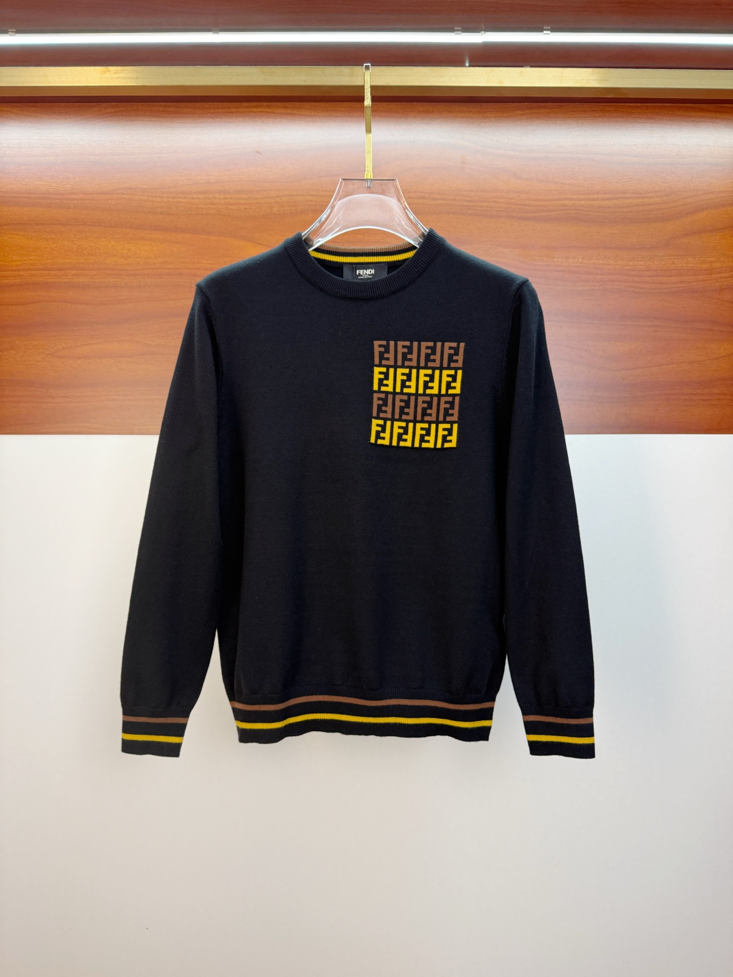 NO:601868,Fendi 25ss Autumn and Winter [New Product] Sweater is exclusively for sale, imported original technical wool worsted!  The fine knitting is integrated, and the color mixed weaving is purely handmade. The grade is extremely high, highlighting the taste and luxury of clothing. The craftsmanship is exquisite!  Customized original craftsmanship threaded upper body, extremely handsome, purchasing agent level counter, same style for men and women, size S-XL, fendi, sweaters, alexander wang19860909芬迪25ss秋冬【新品】毛衣专供狠货,进口原版科技羊毛精纺！精细针织一体,色彩混织纯手工技艺呈现 档次极高,凸显衣着品味与奢华 工艺精湛！定制原版工艺螺纹上身帅到爆,代购级别专柜男女同款 码数S-XL,,fendi,sweaters,alexander wang,Men's clothing