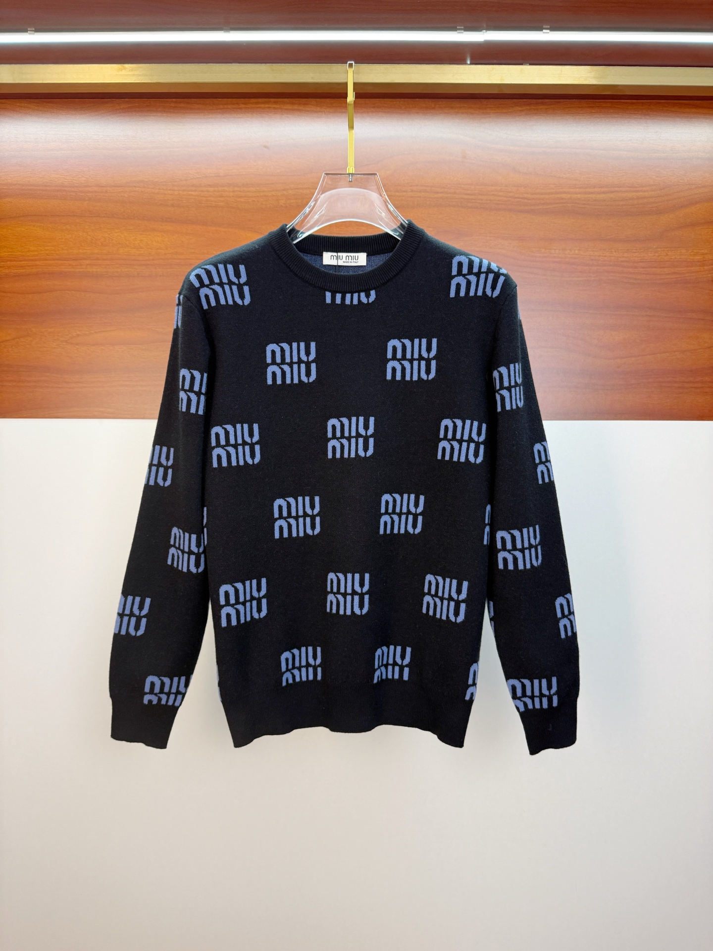 NO:601880,miumiu 25ss autumn and winter [new product] sweater is exclusively for sale, imported original technical wool worsted!  The fine knitting is integrated, and the color mixed weaving is purely handmade. The grade is extremely high, highlighting the taste and luxury of clothing. The craftsmanship is exquisite!  Customized original craftsmanship threaded upper body, extremely handsome, purchasing agent level counter, same style for men and women, size S-XL,,miumiu,sweaters,alexander wang19860909miumiu 25ss秋冬【新品】毛衣专供狠货,进口原版科技羊毛精纺！精细针织一体,色彩混织纯手工技艺呈现 档次极高,凸显衣着品味与奢华 工艺精湛！定制原版工艺螺纹上身帅到爆,代购级别专柜男女同款 码数S-XL,,miumiu,sweaters,alexander wang,Men's clothing