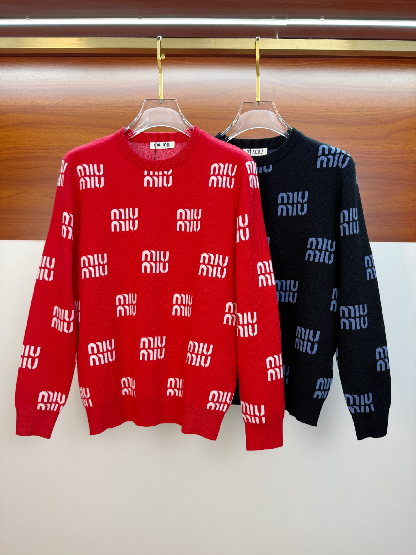 NO:601883,miumiu25ss autumn and winter [new product] sweaters are exclusively for hard goods, imported original technical wool worsted!  The fine knitting is integrated, and the color mixed weaving is purely handmade. The grade is extremely high, highlighting the taste and luxury of clothing. The craftsmanship is exquisite!  Customized original craftsmanship threaded upper body, extremely handsome, purchasing agent level counter, same style for men and women, size S-XL,,miumiu,sweaters,alexander wang19860909miumiu25ss秋冬【新品】毛衣专供狠货,进口原版科技羊毛精纺！精细针织一体,色彩混织纯手工技艺呈现 档次极高,凸显衣着品味与奢华 工艺精湛！定制原版工艺螺纹上身帅到爆,代购级别专柜男女同款 码数S-XL,,miumiu,sweaters,alexander wang,Men's clothing