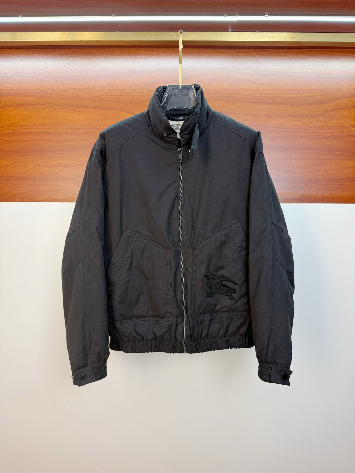 P巴宝莉棉服25ss早秋【新品】秋冬专柜新款休闲棉服外套！超前卫设计风格 细腻舒适 穿着非常轻便不易起皱