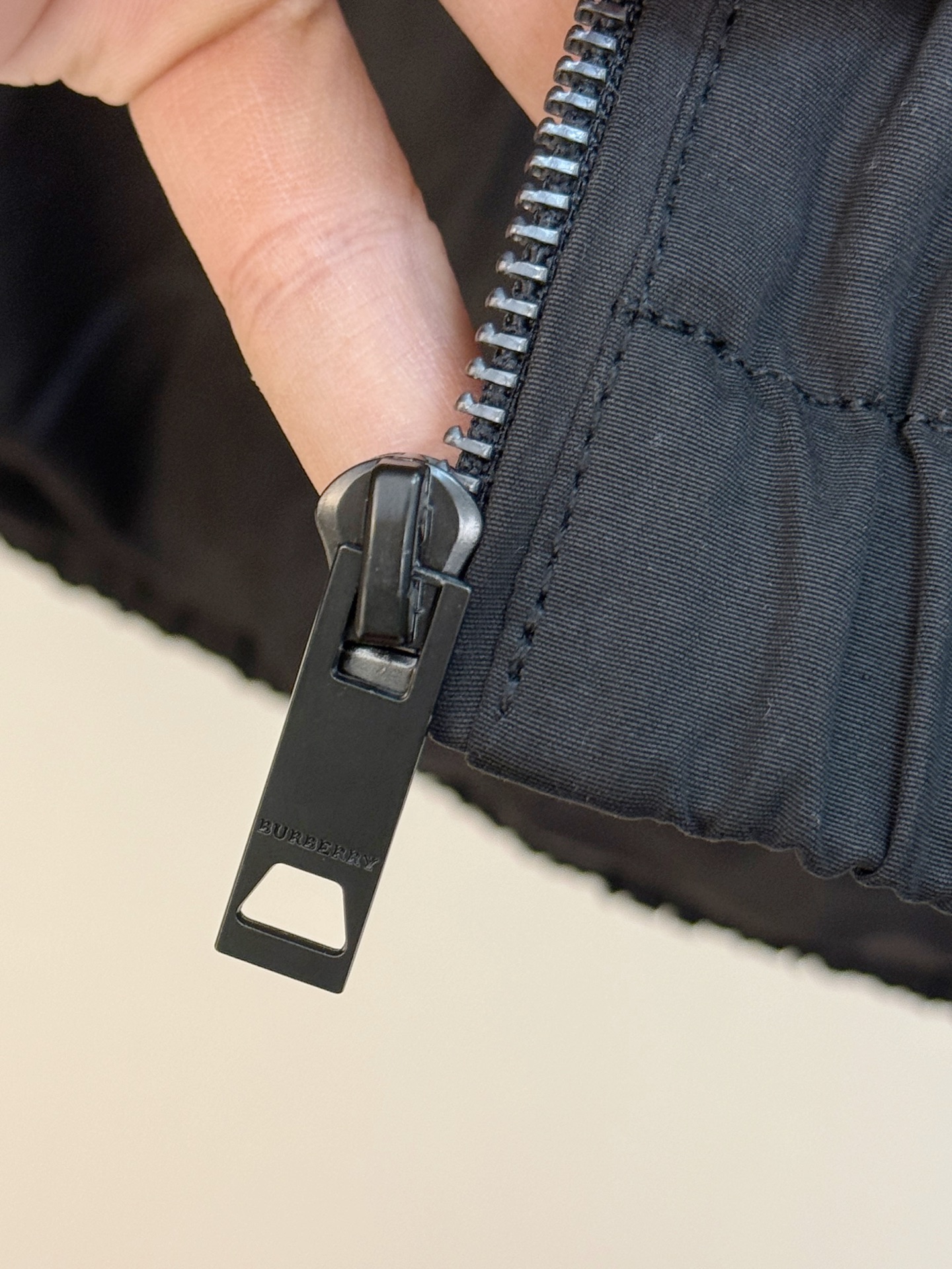 P巴宝莉棉服25ss早秋【新品】秋冬专柜新款休闲棉服外套！超前卫设计风格 细腻舒适 穿着非常轻便不易起皱