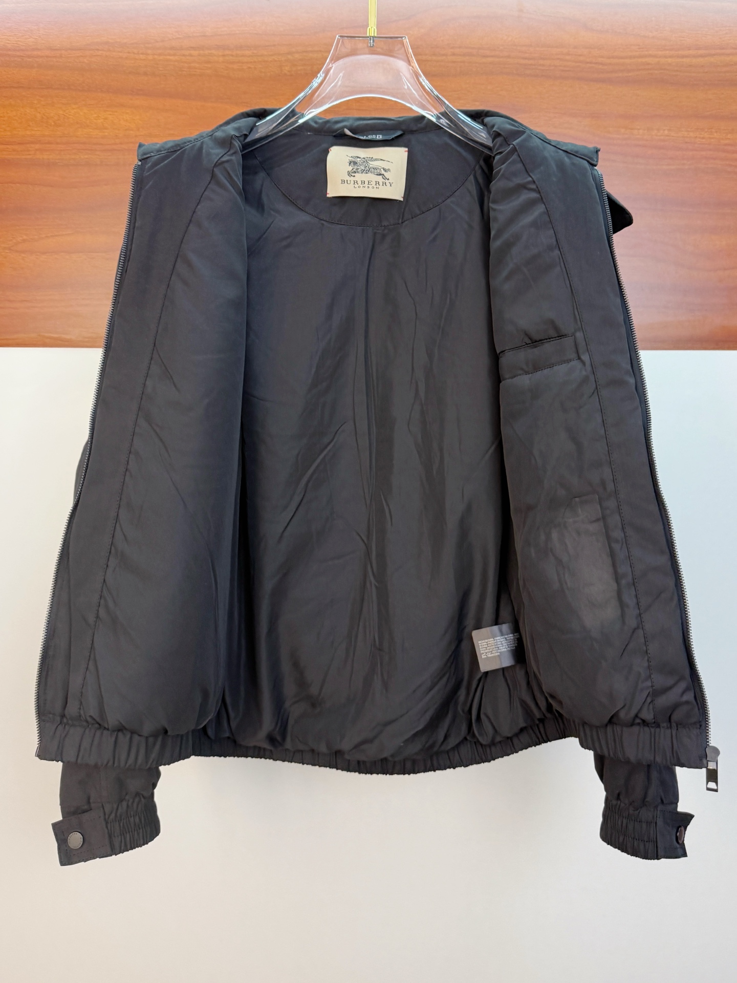 P巴宝莉棉服25ss早秋【新品】秋冬专柜新款休闲棉服外套！超前卫设计风格 细腻舒适 穿着非常轻便不易起皱